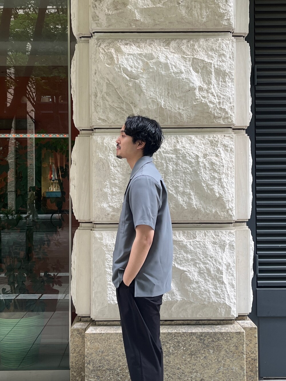 グレー系のシャツ/ブラウス、ブラック系のスラックス、ブラック系のスニーカーを着用したメンズの夏コーディネートの2枚目の写真