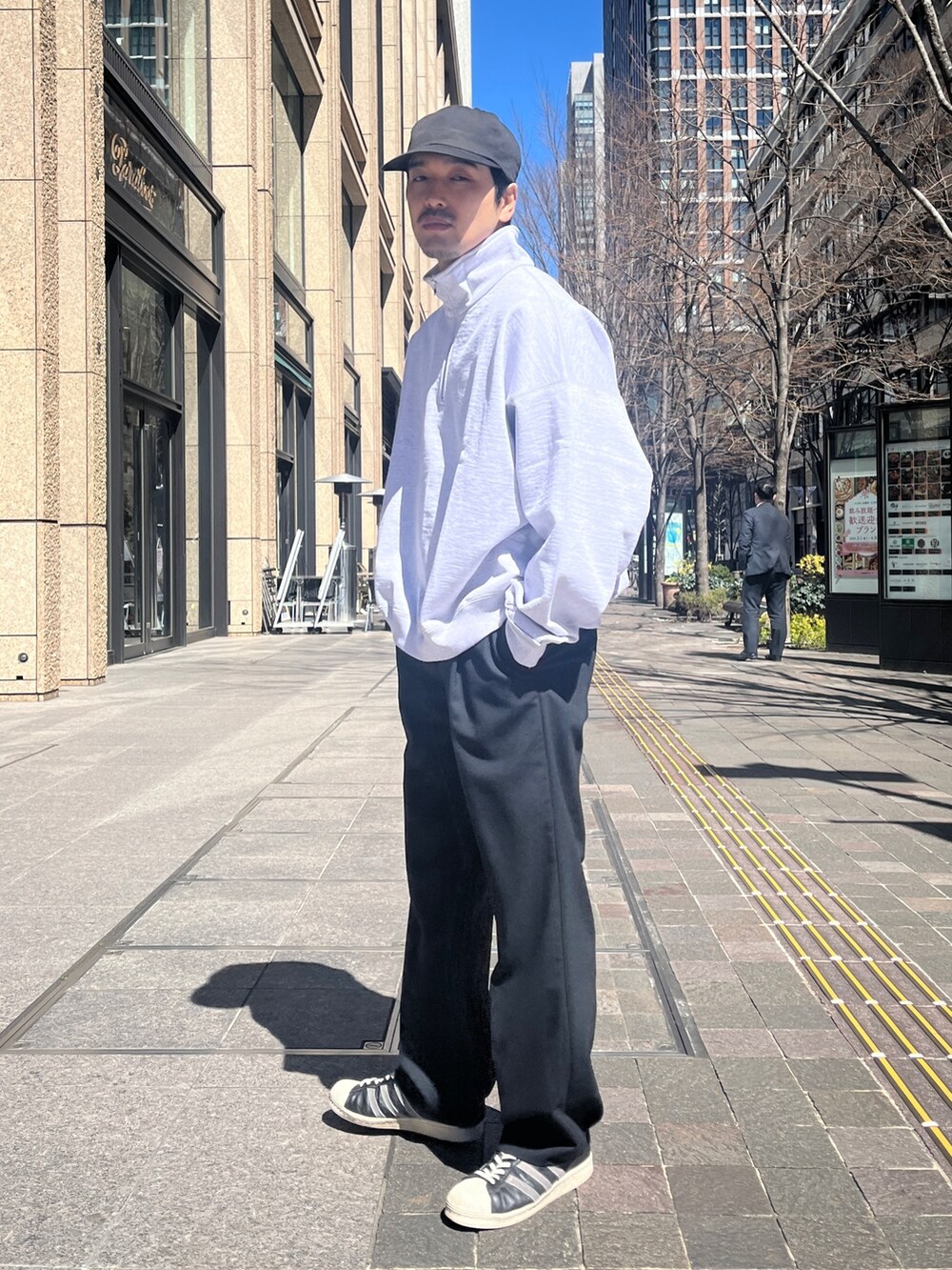 「春のおしゃ見えテクニック、スラックス、ストリート、メンズコーデ、シンプルスタイル、ファッションを楽しもう、春服、大人カジュアル、はるコーデ、春夏コーデ、着回しコーデ、キレイめ、ビッグシルエット、スポーツミックス、ハーフジップ」｜「markawareの【MARKAWARE/マーカウェア】別注 ORGANIC COTTON QUARTER ZIP SWEAT SHORT/別注 オーガニックコットンハーフジップスウェットショート（スウェット、グレー系）」を使った、THE TOKYO STAFFさん（メンズ・172cm）の春コーディネートの2枚目の写真
