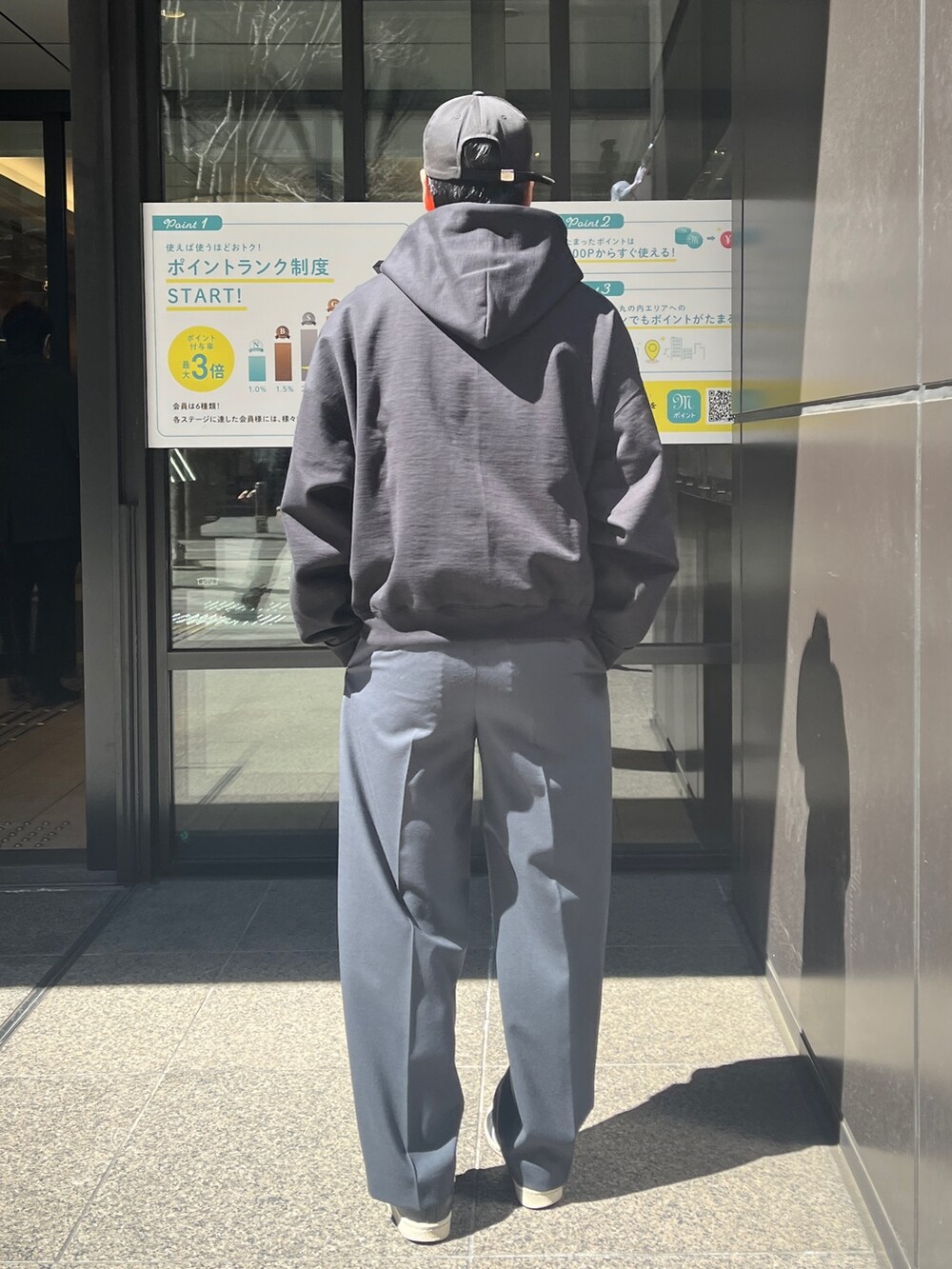「春のおしゃ見えテクニック、スラックス、ストリート、メンズコーデ、シンプルスタイル、ファッションを楽しもう、大人カジュアル、ビッグシルエット、シンプルコーデ、パーカー、着回しコーデ」｜「markawareの【MARKAWARE/マーカウェア】別注 ORGANIC COTTON HUGE PARKA SHORT/別注 オーガニックコットンヒュージスウェットパーカーショート（パーカー、ブラック系）」を使った、THE TOKYO STAFFさん（メンズ・172cm）の春コーディネートの3枚目の写真