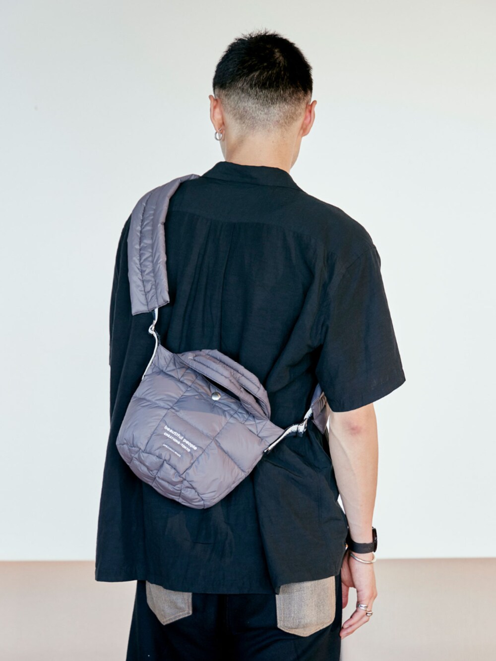 グレー系のショルダーバッグ、グレー系のショルダーバッグを着用したメンズの秋コーディネートの2枚目の写真