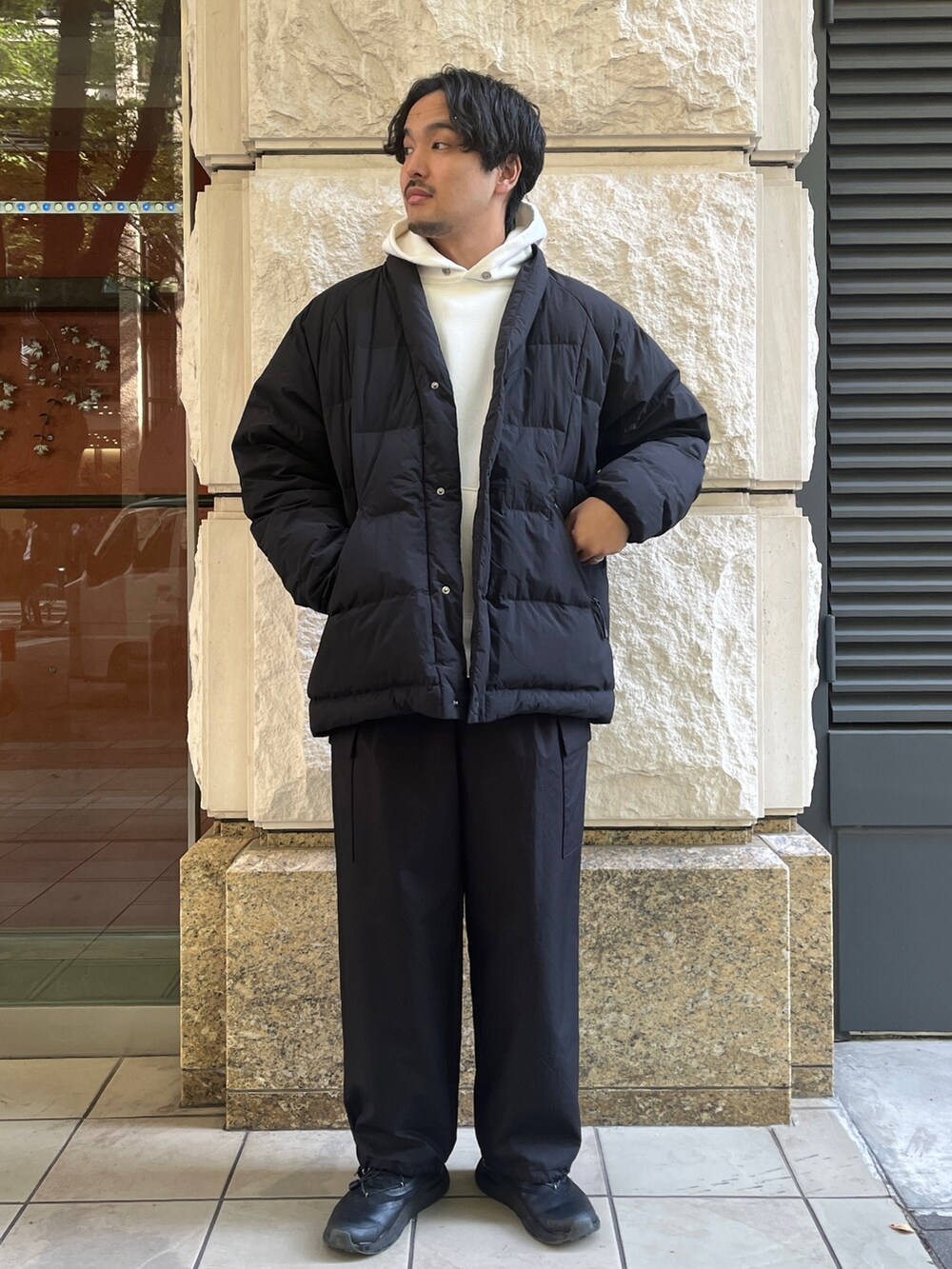「ファッションを楽しもう、モノトーン、ビッグシルエット、シンプルコーデ、メンズコーデ、オトナカジュアル、おしゃれさんと繋がりたい、ゆるコーデ、カジュアル、ワイドパンツ、秋冬、低身長コーデ、カジュアルコーデ、ストリートコーデ、冬服」｜「WHITE MOUNTAINEERINGの【White Mountaineering/ ホワイトマウンテニアリング】EX. ×TAION GORE TEX WINDSTOPPERHANTEN DOWN JACKET/THE TOKYO限定　×タイオンゴアテックスウィンドストッパーハンテンダウンジャケット（ダウンジャケット/コート、ブラック系）」を使った、THE TOKYO STAFFさん（メンズ・172cm）の秋コーディネートの2枚目の写真