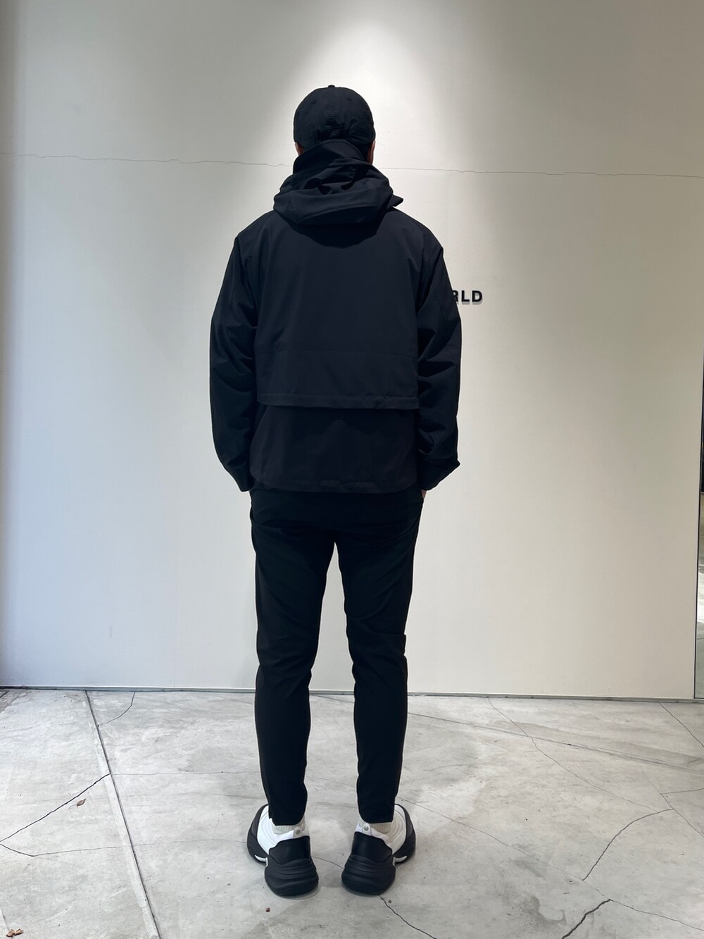 ブラック系のマウンテンパーカー、ブラック系のその他パンツを着用したメンズの冬コーディネートの3枚目の写真