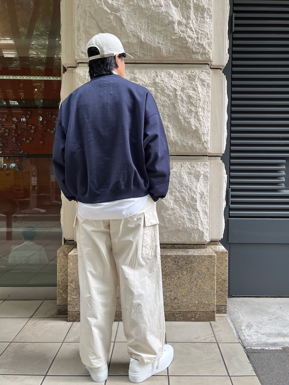 「秋服まるっと大公開、ストリート、キャップ、秋コーデ、シンプルスタイル、オトナカジュアル、メンズコーデ、メンズファッション、秋服コーデ、シャツスタイル、スウェット、ゆるコーデ、カーゴパンツ、スニーカー」｜「markawareの【MARKAWARE/マーカウェア】HUGE SWEAT SHORT/ ヒュージスウェットショート（スウェット、ブルー系）」を使った、THE TOKYO STAFFさん（メンズ・172cm）の秋コーディネートの3枚目の写真