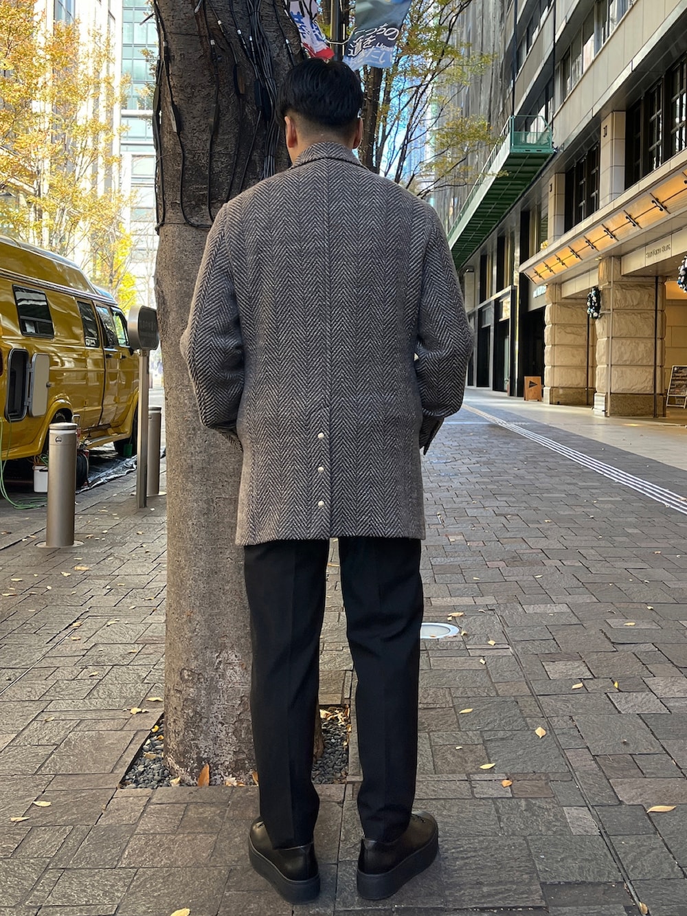 「淡色コーデ、レイヤードスタイル、スラックス、冬アウター、休日スタイル、クリスマスに着たい服、お出かけコーデ、シンプルコーデ、メンズファッション、きれいめカジュアル、大人カジュアル、冬、コート」｜「THE TOKYOの【THE TOKYO/ザトウキョウ】Airy Tweed Short Coat/エアリーツイードショートコート（チェスターコート、グレー系）」を使った、THE TOKYO STAFFさん（メンズ・172cm）の冬コーディネートの4枚目の写真