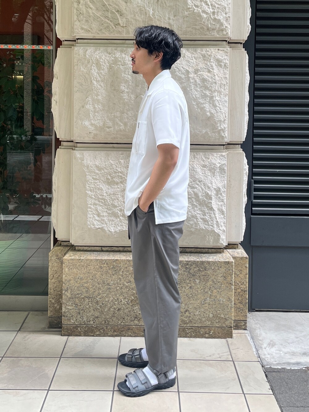 ホワイト系のシャツ/ブラウス、グリーン系のスラックスを着用したメンズの夏コーディネートの2枚目の写真