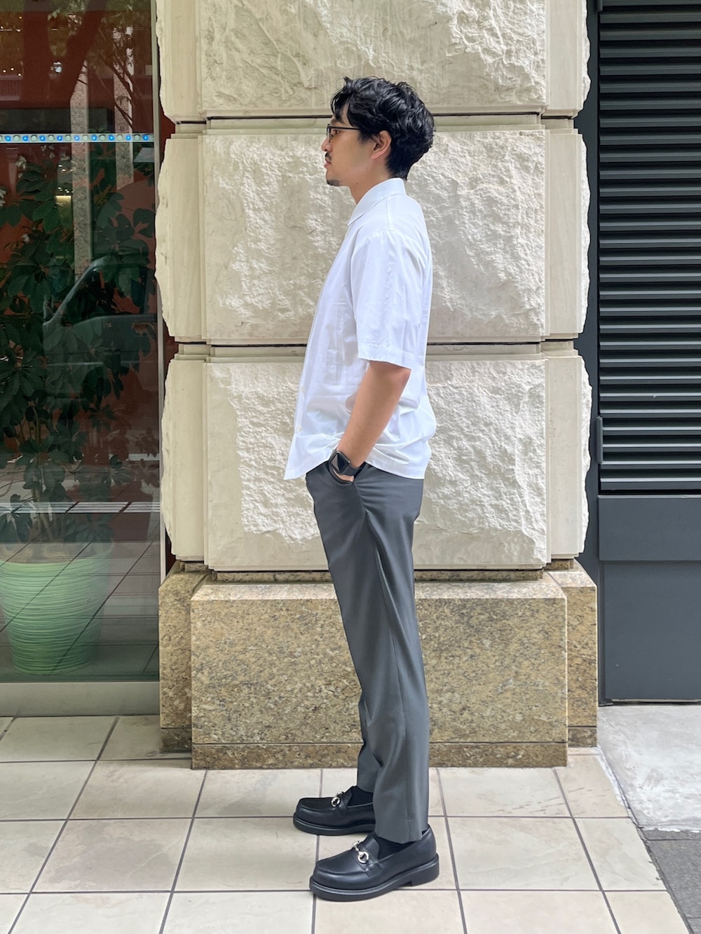 「シンプルコーデ、夏コーデ、休日コーデ、メンズファッション、革靴、お出かけコーデ、サングラス、半袖シャツ、40代ファッション、シャツスタイル、ローファー、クールビズ、ビジネススタイル、デートコーデ」｜「ATONの【ATON/エイトン】SUVIN BROAD OVERSIZED SHORT SLEEVE SHIRT/スビンブロードショートスリーブシャツ（シャツ/ブラウス、ホワイト系）」を使った、THE TOKYO STAFFさん（メンズ・172cm）の春コーディネートの2枚目の写真
