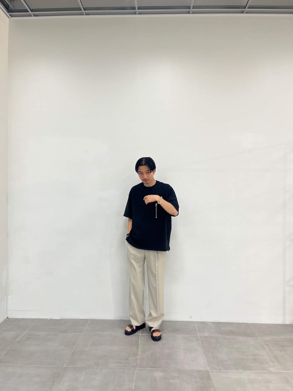 ブラック系のTシャツ/カットソー、ブラック系のサンダルを着用したメンズの夏コーディネートの2枚目の写真