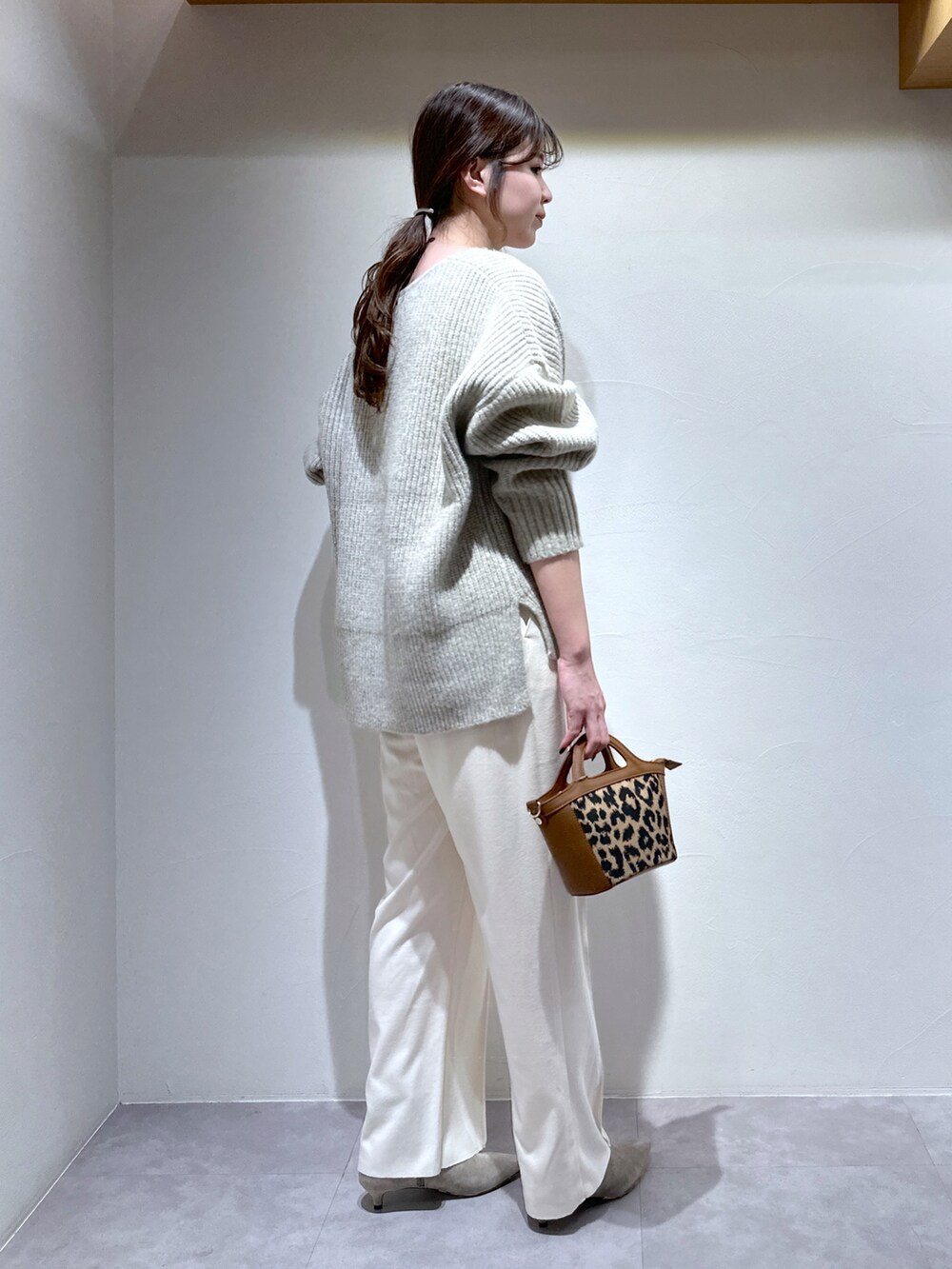 ホワイト系のその他パンツ、ブラック系のショルダーバッグ、ベージュ系のニット/セーターを着用したレディースの冬コーディネートの4枚目の写真