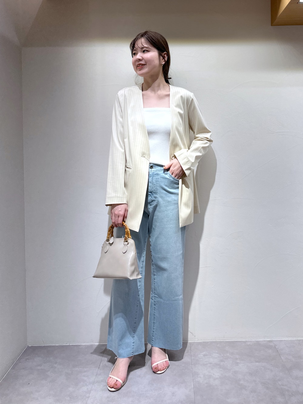 ホワイト系のサンダル、グレー系のショルダーバッグ、ブルー系のデニムパンツを着用したレディースの春コーディネートの2枚目の写真