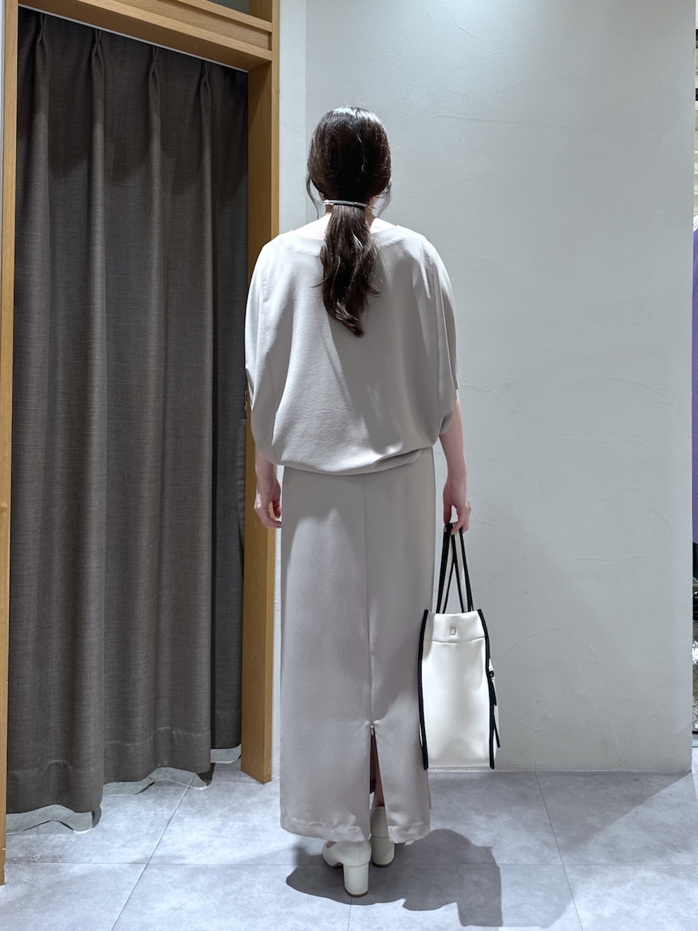 ベージュ系のスカート、ベージュ系のシャツ/ブラウス、ホワイト系のトートバッグを着用したレディースの春コーディネートの3枚目の写真