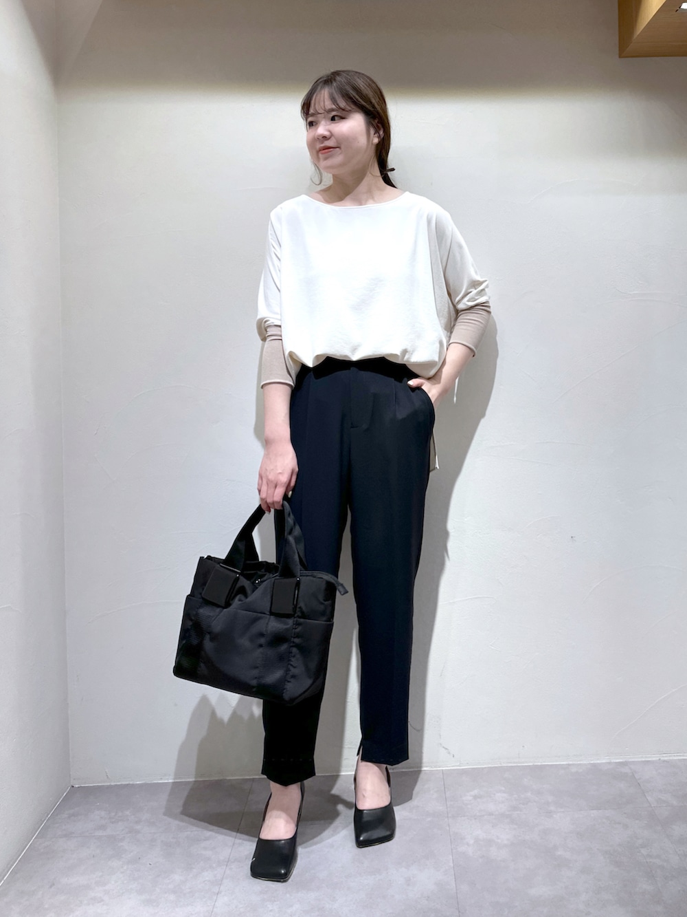 ブラック系のトートバッグ、ブルー系のスラックス、ブルー系のノーカラージャケットを着用したレディースの春コーディネートの5枚目の写真