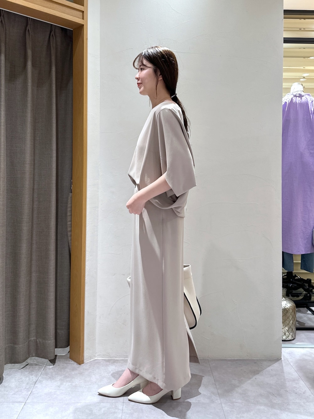 ベージュ系のスカート、ベージュ系のシャツ/ブラウス、ホワイト系のトートバッグを着用したレディースの春コーディネートの2枚目の写真