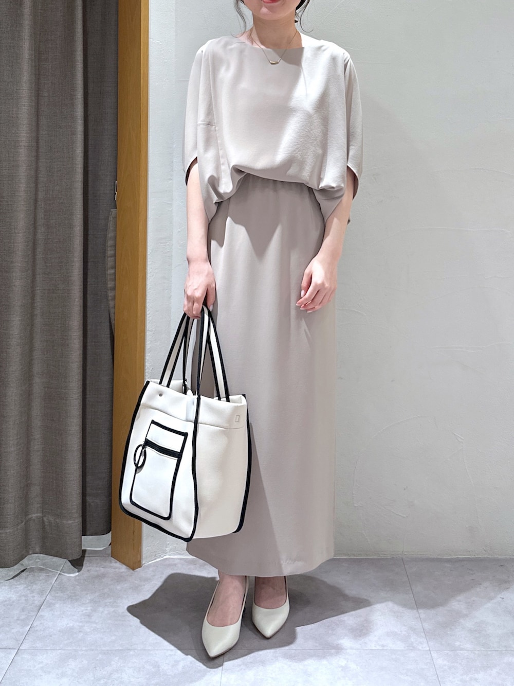 ベージュ系のスカート、ベージュ系のシャツ/ブラウス、ホワイト系のトートバッグを着用したレディースの春コーディネートの5枚目の写真