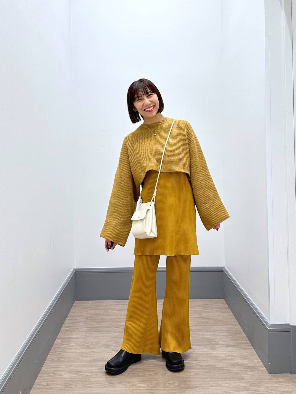 「カジュアル、ゆったり、差し色コーデ、LOWRYS FARM、ローリーズスタイル_LOWRYS FARM、大人女子カジュアル_LOWRYS FARM、セットアップ、ニット、ワイドパンツ、アウター、ショルダーバッグ、ブーツ、低身長、ママコーデ、新星WEARISTAにエントリー」|「LOWRYS FARMのハートネックレス 166328(ネックレス、ゴールド系)」を使った、yurie0407さん(レディース・154cm)の冬コーディネートの7枚目の写真