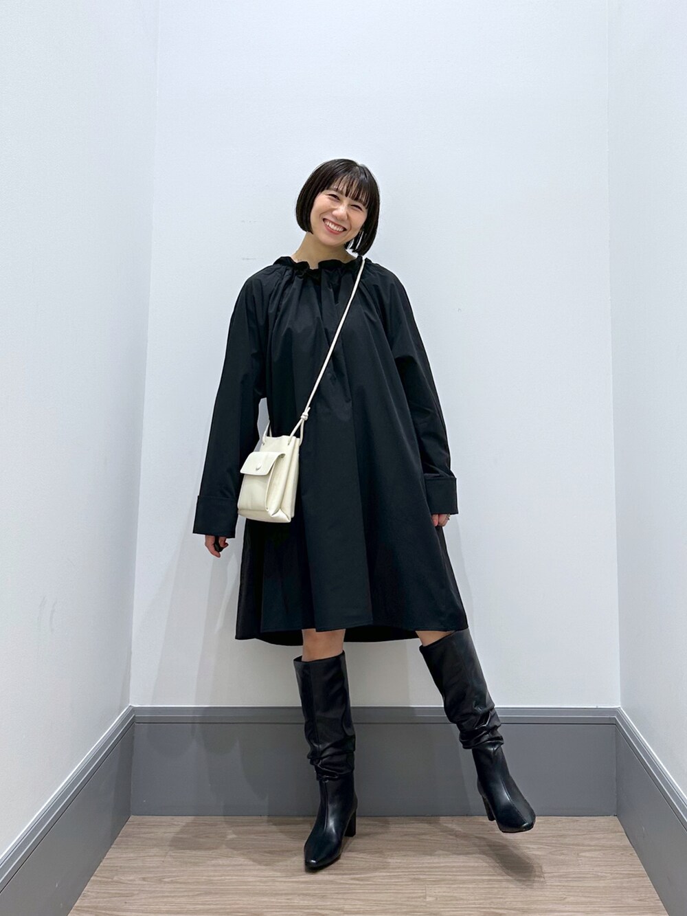 「ママコーデ、ママファッション、低身長、低身長コーデ、秋のコーデ、23AW秋の新作、大人カジュアル、休日スタイル、キレイめカジュアル、シンプルコーデ、オトナカワイイ、楽チンコーデ、秋コーデ、お出かけコーデ、キレイめ」｜「LOWRYS FARMのギャザーミニワンピース  968640（ワンピース、ブラック系）」を使った、yurie0407さん（レディース・154cm）の秋コーディネートの5枚目の写真