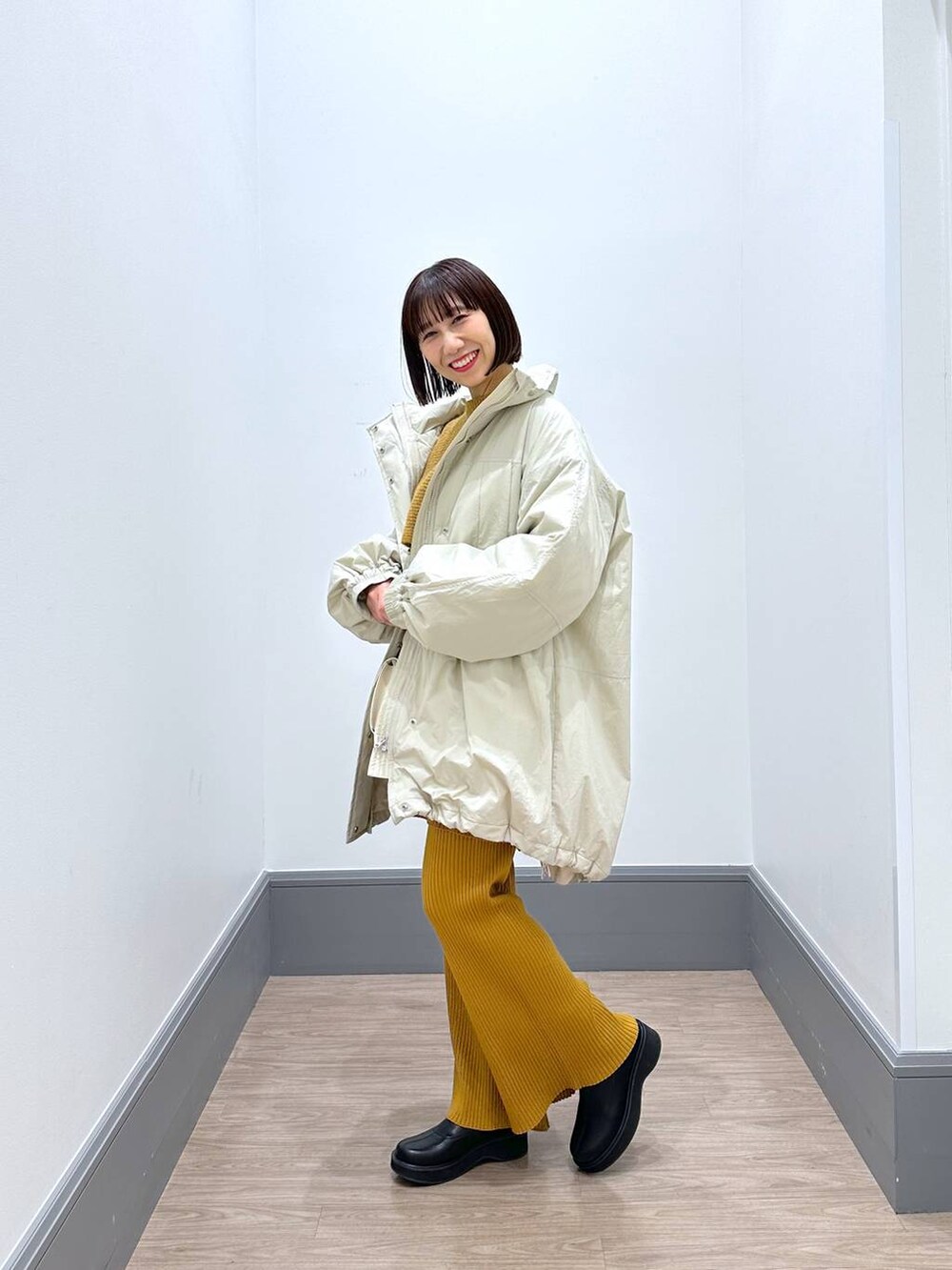 「カジュアル、ゆったり、差し色コーデ、LOWRYS FARM、ローリーズスタイル_LOWRYS FARM、大人女子カジュアル_LOWRYS FARM、セットアップ、ニット、ワイドパンツ、アウター、ショルダーバッグ、ブーツ、低身長、ママコーデ、新星WEARISTAにエントリー」|「LOWRYS FARMのハートネックレス 166328(ネックレス、ゴールド系)」を使った、yurie0407さん(レディース・154cm)の冬コーディネートの3枚目の写真