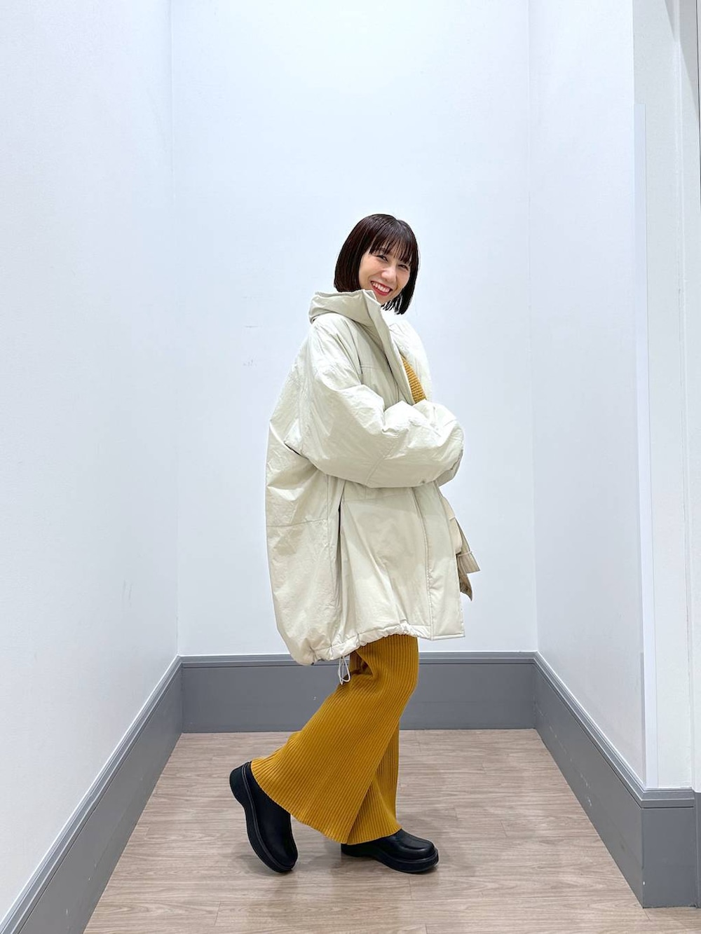 「カジュアル、ゆったり、差し色コーデ、LOWRYS FARM、ローリーズスタイル_LOWRYS FARM、大人女子カジュアル_LOWRYS FARM、セットアップ、ニット、ワイドパンツ、アウター、ショルダーバッグ、ブーツ、低身長、ママコーデ、新星WEARISTAにエントリー」|「LOWRYS FARMのハートネックレス 166328(ネックレス、ゴールド系)」を使った、yurie0407さん(レディース・154cm)の冬コーディネートの2枚目の写真