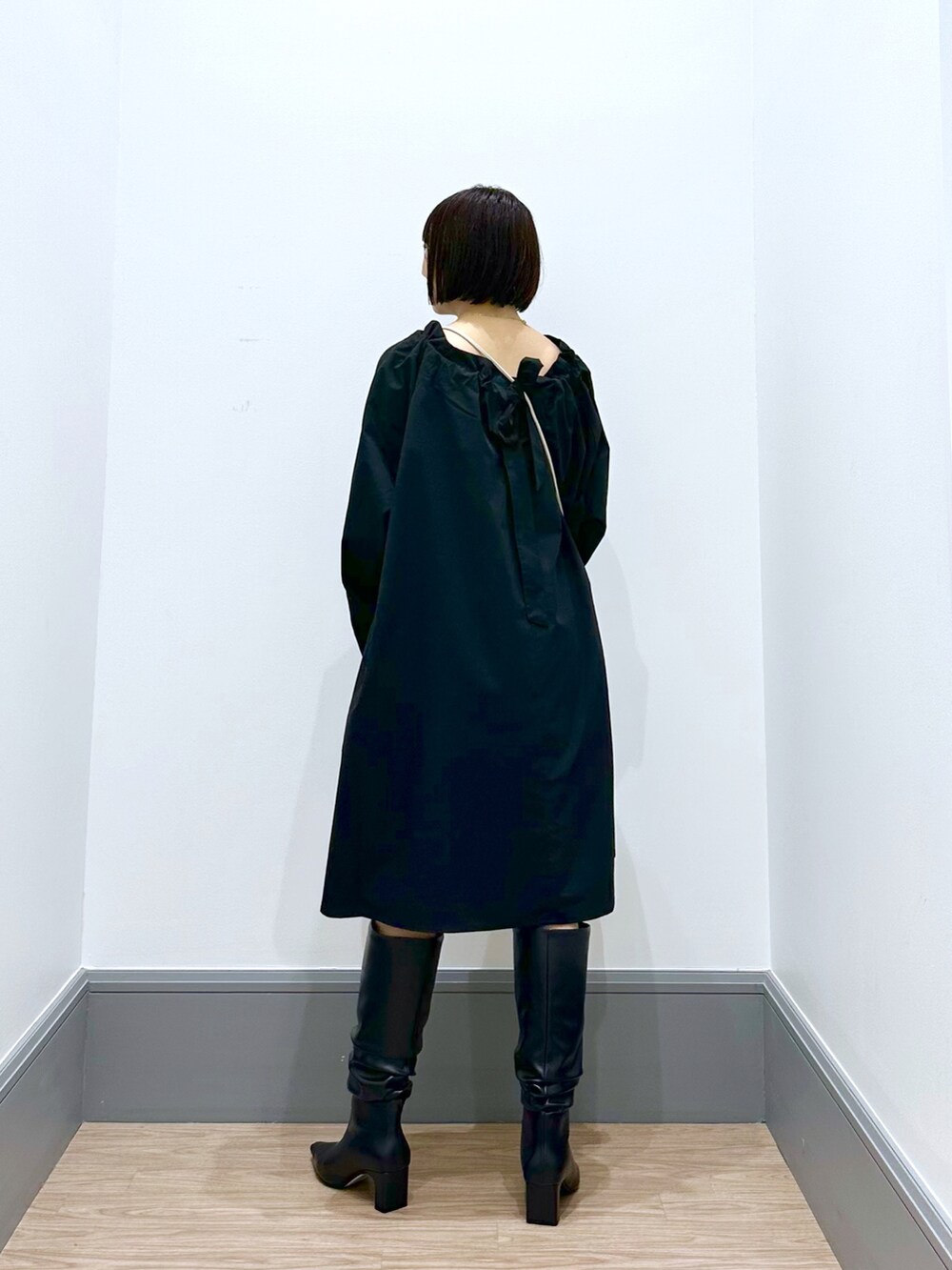 「ママコーデ、ママファッション、低身長、低身長コーデ、秋のコーデ、23AW秋の新作、大人カジュアル、休日スタイル、キレイめカジュアル、シンプルコーデ、オトナカワイイ、楽チンコーデ、秋コーデ、お出かけコーデ、キレイめ」｜「LOWRYS FARMのギャザーミニワンピース  968640（ワンピース、ブラック系）」を使った、yurie0407さん（レディース・154cm）の秋コーディネートの4枚目の写真