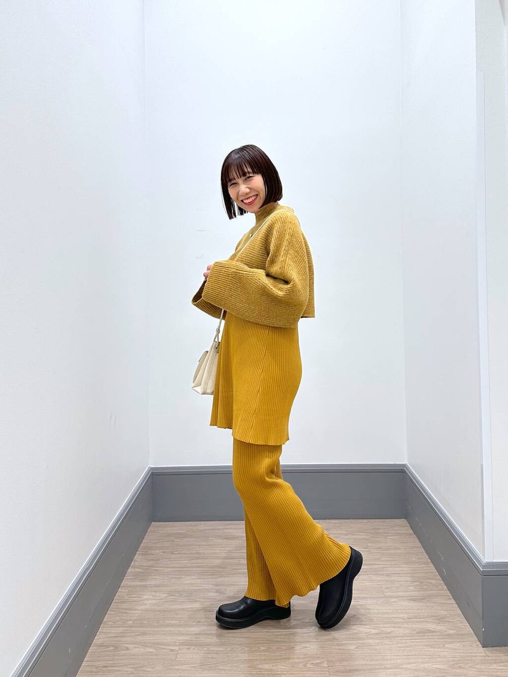 「カジュアル、ゆったり、差し色コーデ、LOWRYS FARM、ローリーズスタイル_LOWRYS FARM、大人女子カジュアル_LOWRYS FARM、セットアップ、ニット、ワイドパンツ、アウター、ショルダーバッグ、ブーツ、低身長、ママコーデ、新星WEARISTAにエントリー」|「LOWRYS FARMのハートネックレス 166328(ネックレス、ゴールド系)」を使った、yurie0407さん(レディース・154cm)の冬コーディネートの8枚目の写真