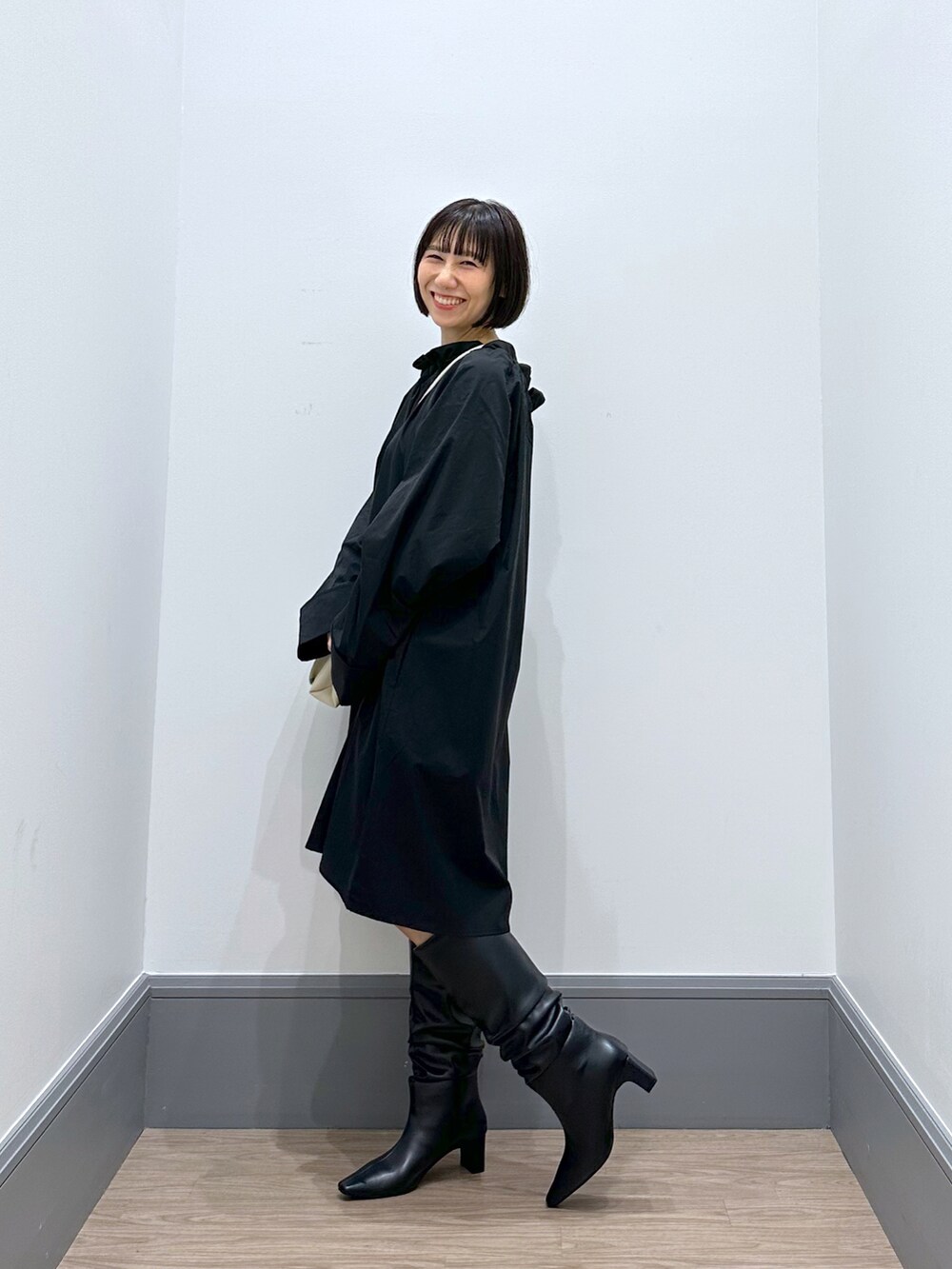 「ママコーデ、ママファッション、低身長、低身長コーデ、秋のコーデ、23AW秋の新作、大人カジュアル、休日スタイル、キレイめカジュアル、シンプルコーデ、オトナカワイイ、楽チンコーデ、秋コーデ、お出かけコーデ、キレイめ」｜「LOWRYS FARMのギャザーミニワンピース  968640（ワンピース、ブラック系）」を使った、yurie0407さん（レディース・154cm）の秋コーディネートの3枚目の写真
