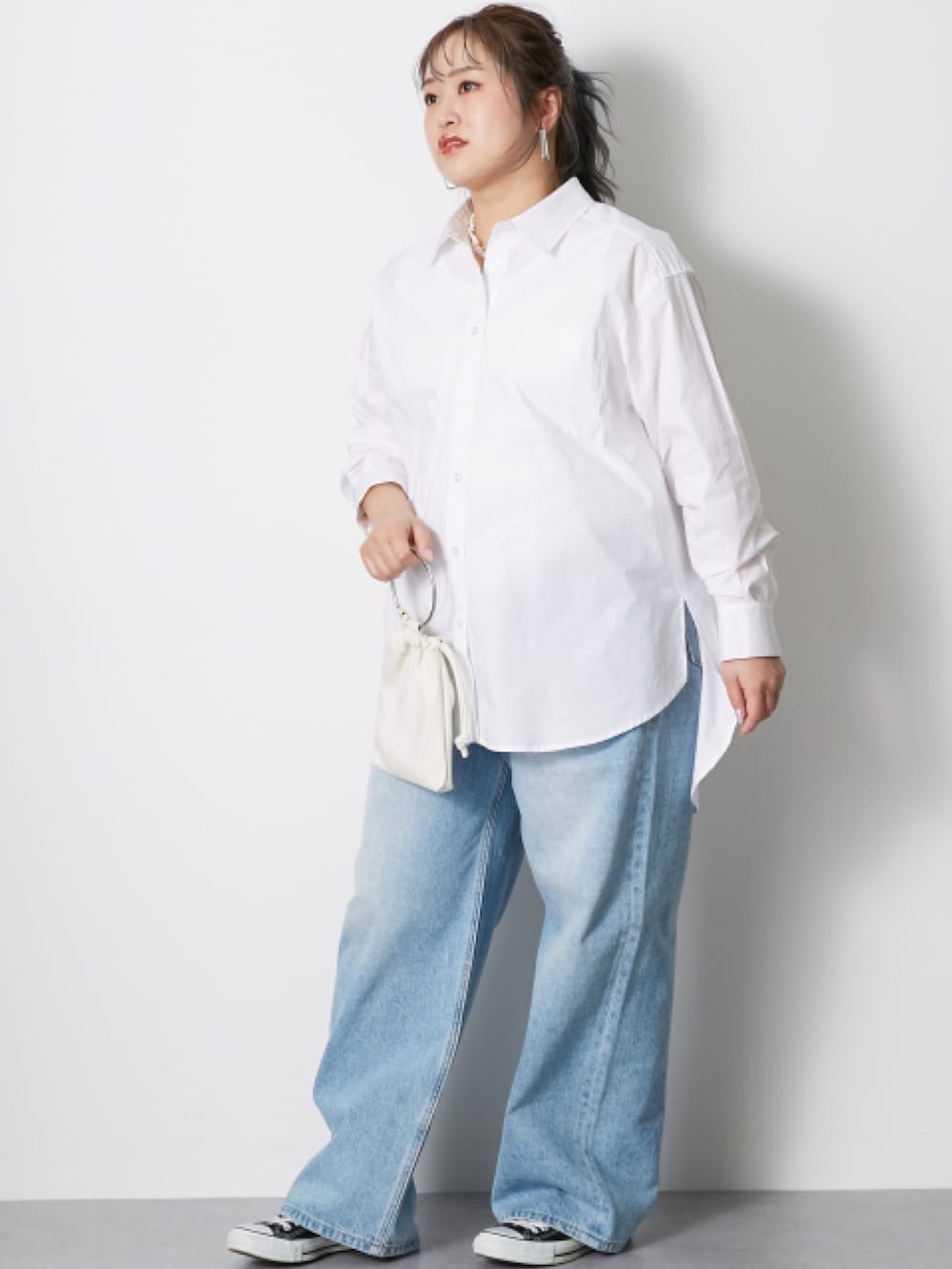 「大きいサイズレディースファッション、モデル、ぽっちゃり、CHIC STYLE、春コーデ、160cm台コーデ」｜「CHIC STYLEの大きいサイズ 綿100％タックバギーデニムパンツ シックスタイル（デニムパンツ、ブルー系）」を使った、nissen Smile Modelsさん（レディース・160cm）の冬コーディネートの2枚目の写真