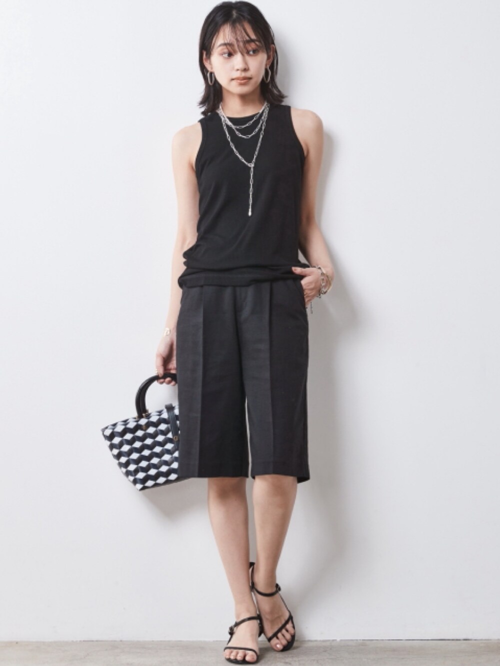 「モデル、キレイめ、きれいめカジュアル、夏コーデ、レギュラー、brown×black、大きいサイズレディースファッション、CHIC STYLE、Linen Mix、Summer Outer」｜「CHIC STYLEの大きいサイズ アメリカンスリーブタンクトップ シックスタイル（タンクトップ、ブラック系）」を使った、nissen Smile Modelsさん（レディース・163cm）の春コーディネートの2枚目の写真