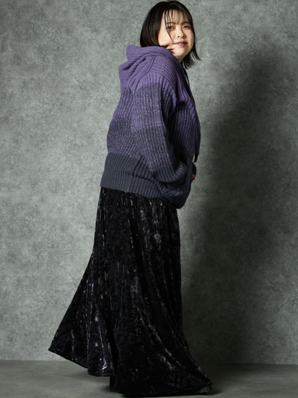 パープル系のワンピース、パープル系のニット/セーターを着用したレディースの冬コーディネートの2枚目の写真