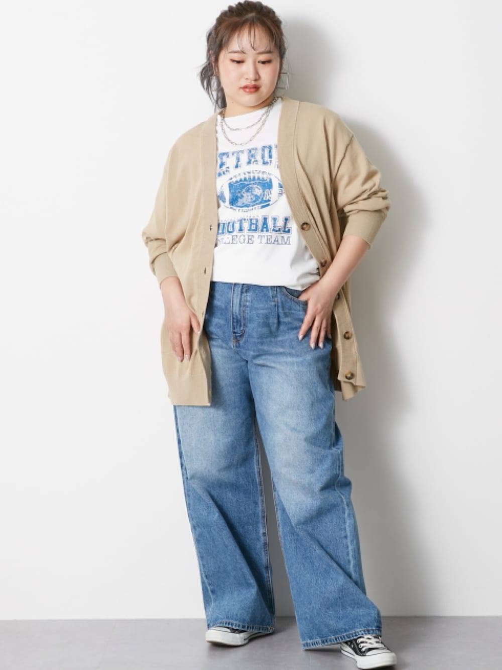 「大きいサイズレディースファッション、モデル、ぽっちゃり、CHIC STYLE、春コーデ、160cm台コーデ」｜「CHIC STYLEの大きいサイズ 綿100％タックバギーデニムパンツ シックスタイル（デニムパンツ、ブルー系）」を使った、nissen Smile Modelsさん（レディース・160cm）の冬コーディネートの4枚目の写真