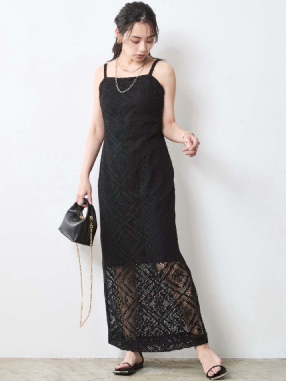 「大きいサイズレディースファッション、モデル、レギュラー、春コーデ、夏コーデ、きれいめカジュアル、CHIC STYLE、Spring Outer、Race、One piece」｜「CHIC STYLEの綿100％ショートトレンチコート ＜大きいサイズ有＞シックスタイル　（トレンチコート、ブラウン系）」を使った、nissen Smile Modelsさん（レディース・163cm）の春コーディネートの2枚目の写真