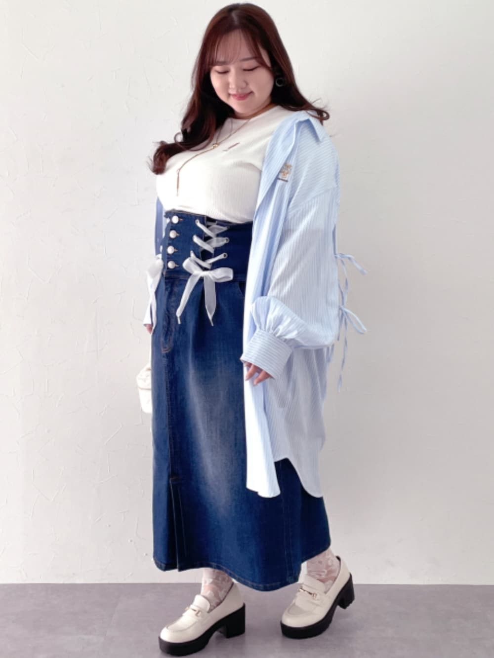 「大きいサイズレディースファッション、モデル、ぽっちゃり、春コーデ、marun、かわいい、150cm台コーデ」｜「marunの＜大きいサイズ＞編み上げデニムスカート marun（デニムスカート、ブルー系）」を使った、nissen Smile Modelsさん（レディース・158cm）の春コーディネートの2枚目の写真