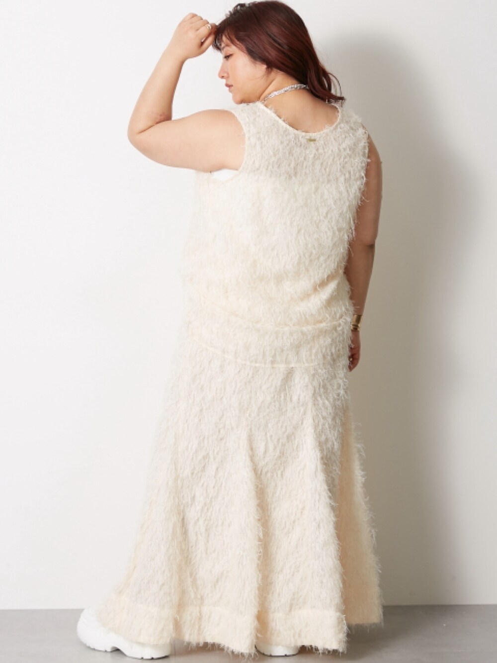 ホワイト系のスカート、ホワイト系のキャミソールを着用したレディースの春コーディネートの2枚目の写真