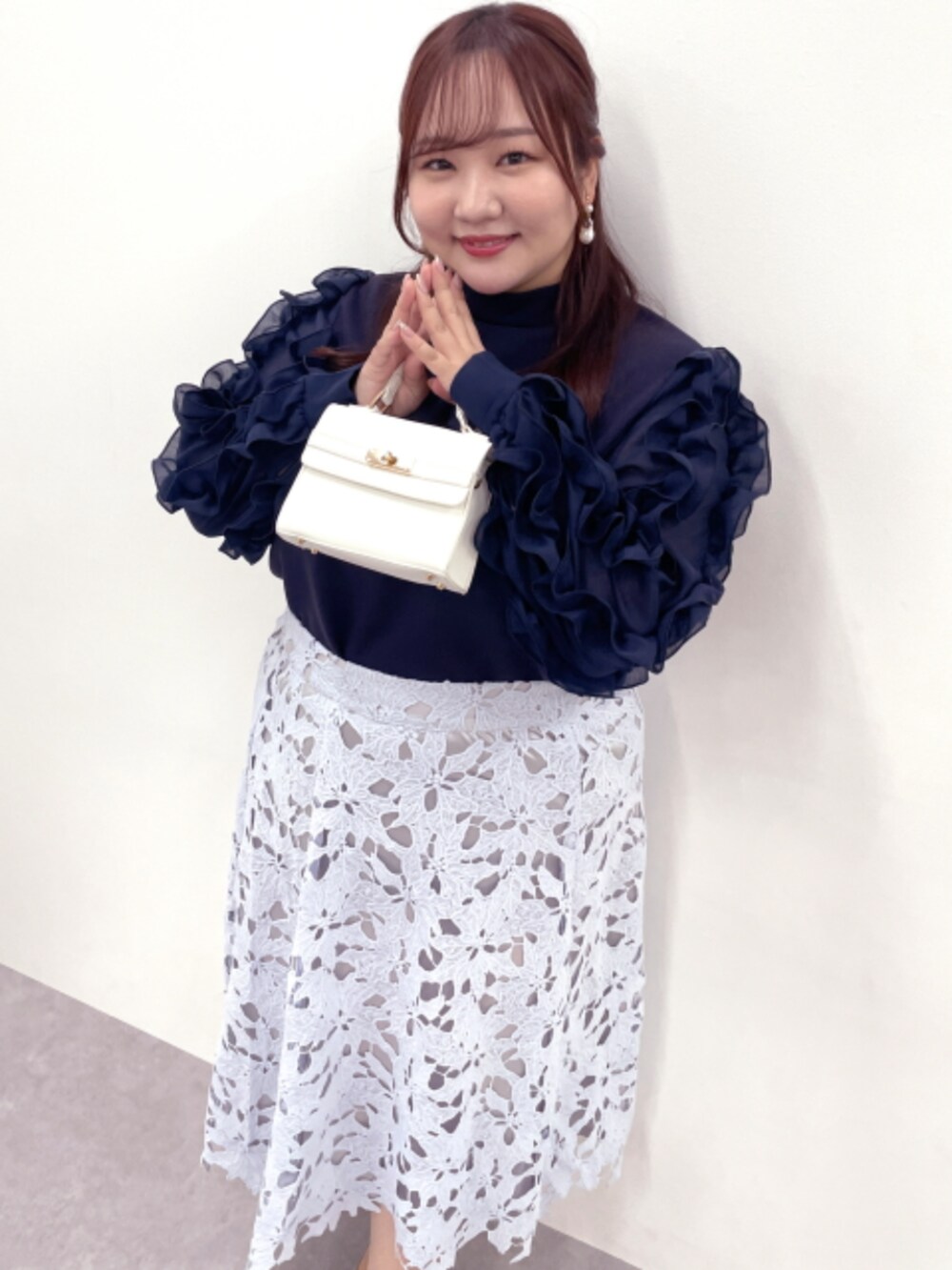 ブルー系のTシャツ/カットソー、ブルー系のスカートを着用したレディースの冬コーディネートの2枚目の写真