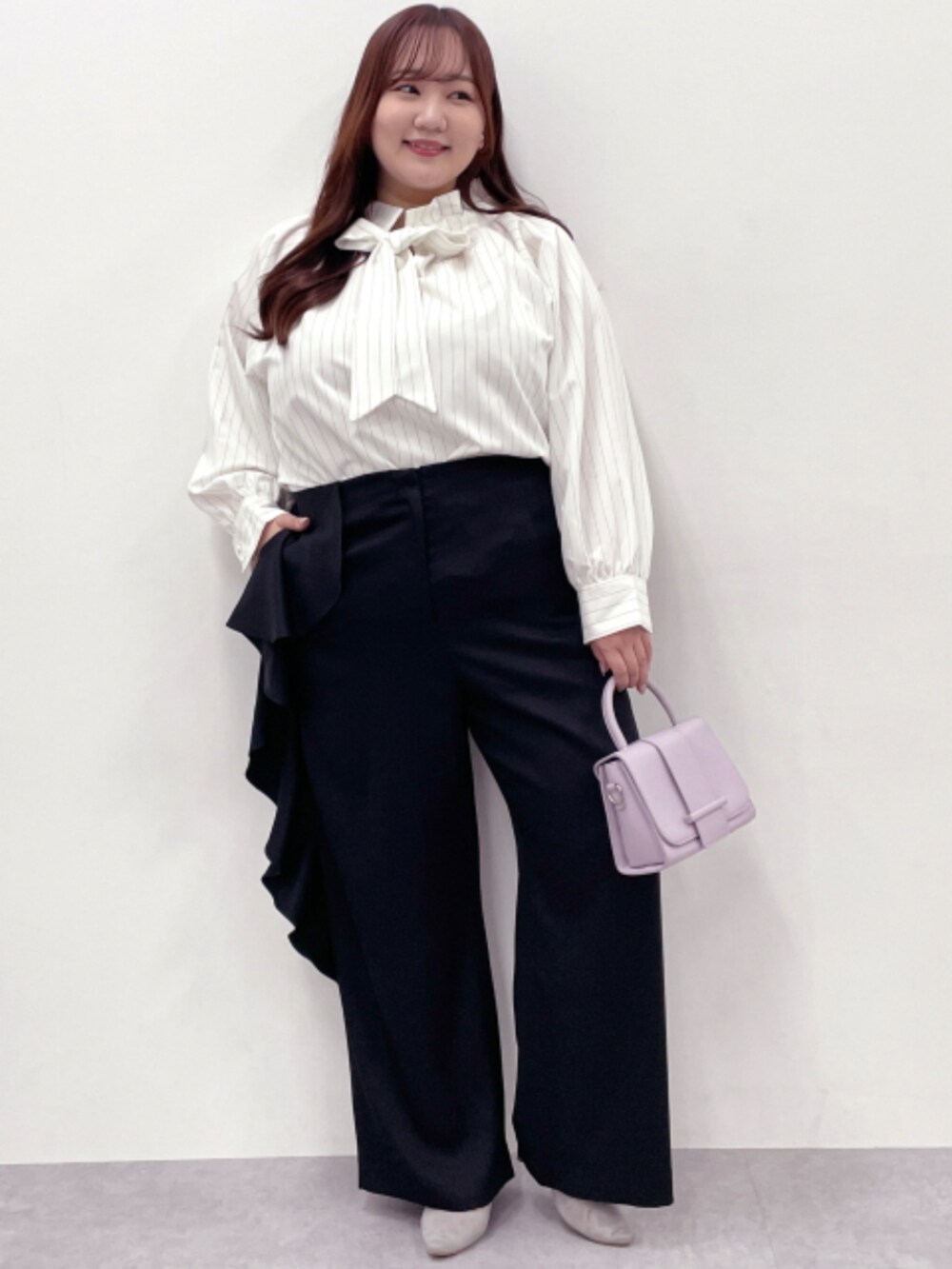 ホワイト系のシャツ/ブラウス、ブラック系のスラックスを着用したレディースの冬コーディネートの2枚目の写真