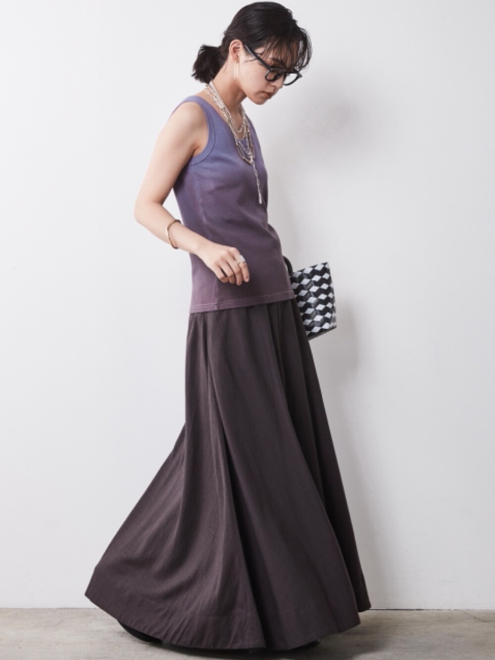 「モデル、skirt、キレイめ、きれいめカジュアル、SET UP、夏コーデ、レギュラー、大きいサイズレディースファッション、CHIC STYLE、Linen Mix」｜「CHIC STYLEの大きいサイズ レーヨン麻フレアマキシスカート シックスタイル（スカート、グレー系）」を使った、nissen Smile Modelsさん（レディース・163cm）の春コーディネートの2枚目の写真