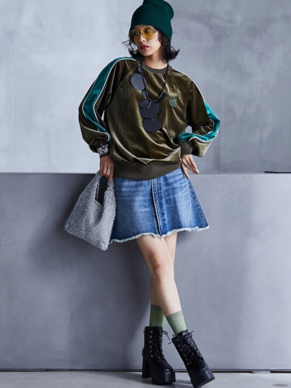 ブルー系のデニムスカート、グリーン系のブルゾン、グリーン系のTシャツ/カットソーを着用したレディースの秋コーディネートの2枚目の写真