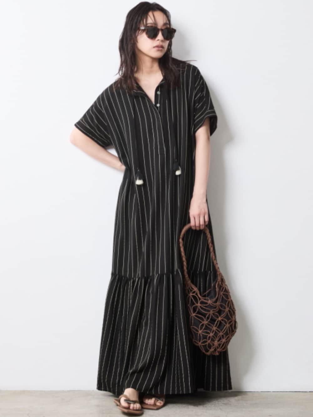 「モデル、gray、きれいめカジュアル、stripe、夏コーデ、cardigan、LAYERED、レギュラー、大きいサイズレディースファッション、CHIC STYLE」｜「CHIC STYLEのVネックニットカーディガン＜大きいサイズ有＞シックスタイル（カーディガン/ボレロ、グレー系）」を使った、nissen Smile Modelsさん（レディース・163cm）の夏コーディネートの2枚目の写真