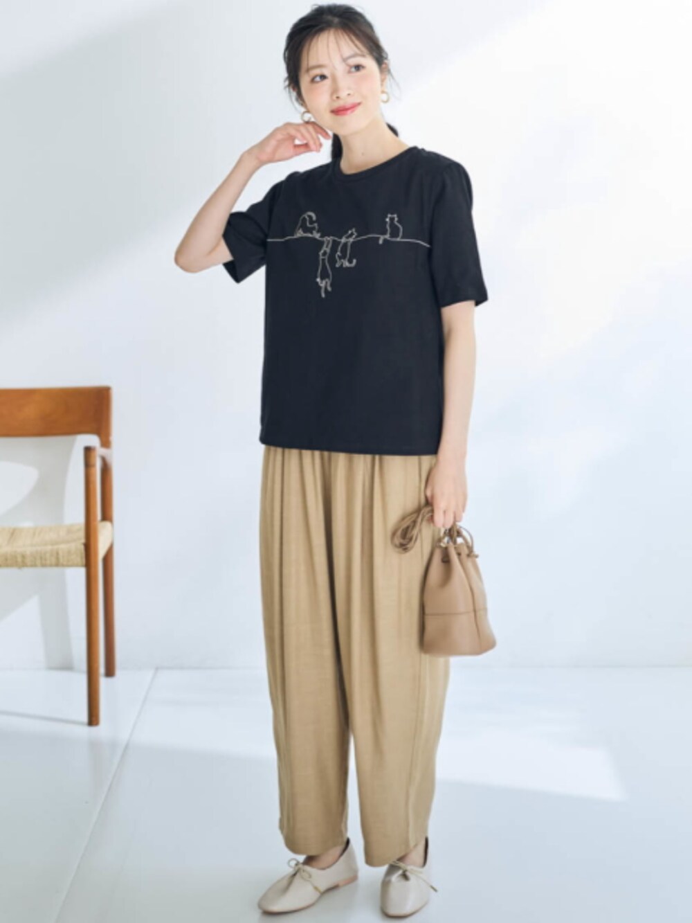 「大きいサイズレディースファッション、モデル、レギュラー、春コーデ、OtonaSMILE、アラフォーコーデ、Otona Purete」｜「SMILE LANDの＜大きいサイズ＞麻混ゆったりタックテーパードパンツ【Otona Purete】（その他パンツ、ベージュ系）」を使った、nissen Smile Modelsさん（レディース・164cm）の冬コーディネートの2枚目の写真