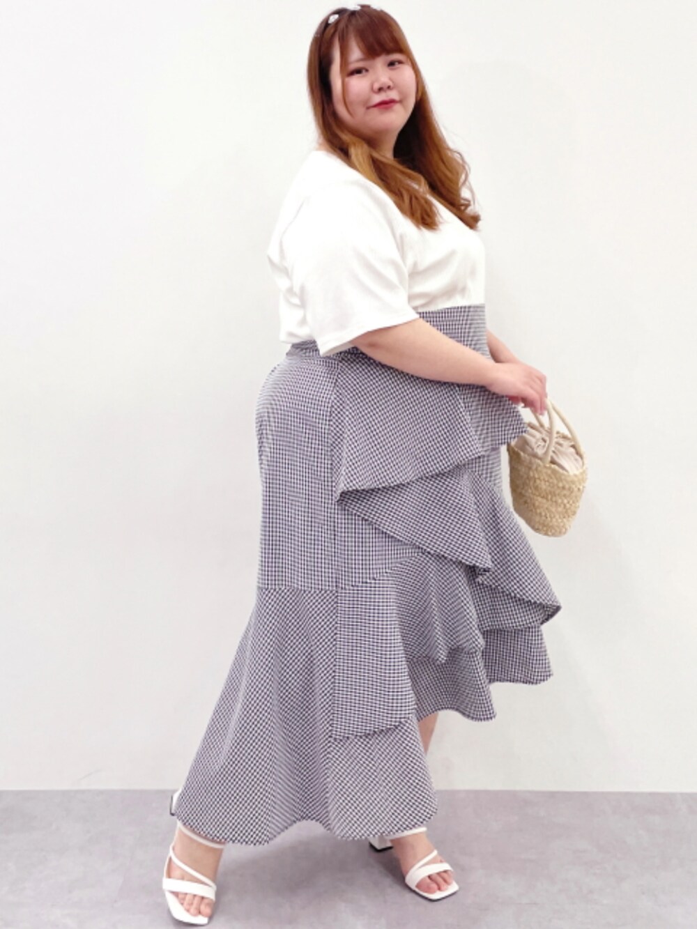 「大きいサイズレディースファッション、モデル、ぽっちゃり、夏コーデ、marun、かわいい、160cm台コーデ」｜「nissenの＜大きいサイズ＞テレコリブ くま刺しゅうＴシャツ marun（Tシャツ/カットソー、ホワイト系）」を使った、nissen Smile Modelsさん（レディース・162cm）の春コーディネートの2枚目の写真