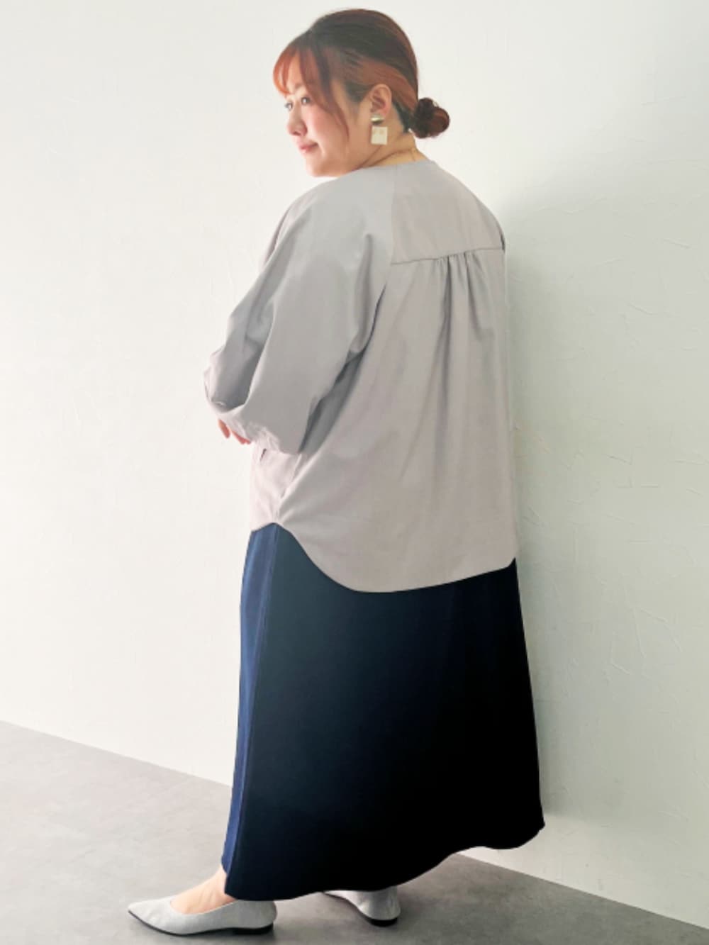 「大きいサイズレディースファッション、モデル、ぽっちゃり、春コーデ、OtonaSMILE、アラフォーコーデ、150cm台コーデ」｜「nissenの【ゆったり幅広】ニットデザインフラットシューズ（ワイズ４E）（バレエシューズ、グレー系）」を使った、nissen Smile Modelsさん（レディース・155cm）の冬コーディネートの2枚目の写真