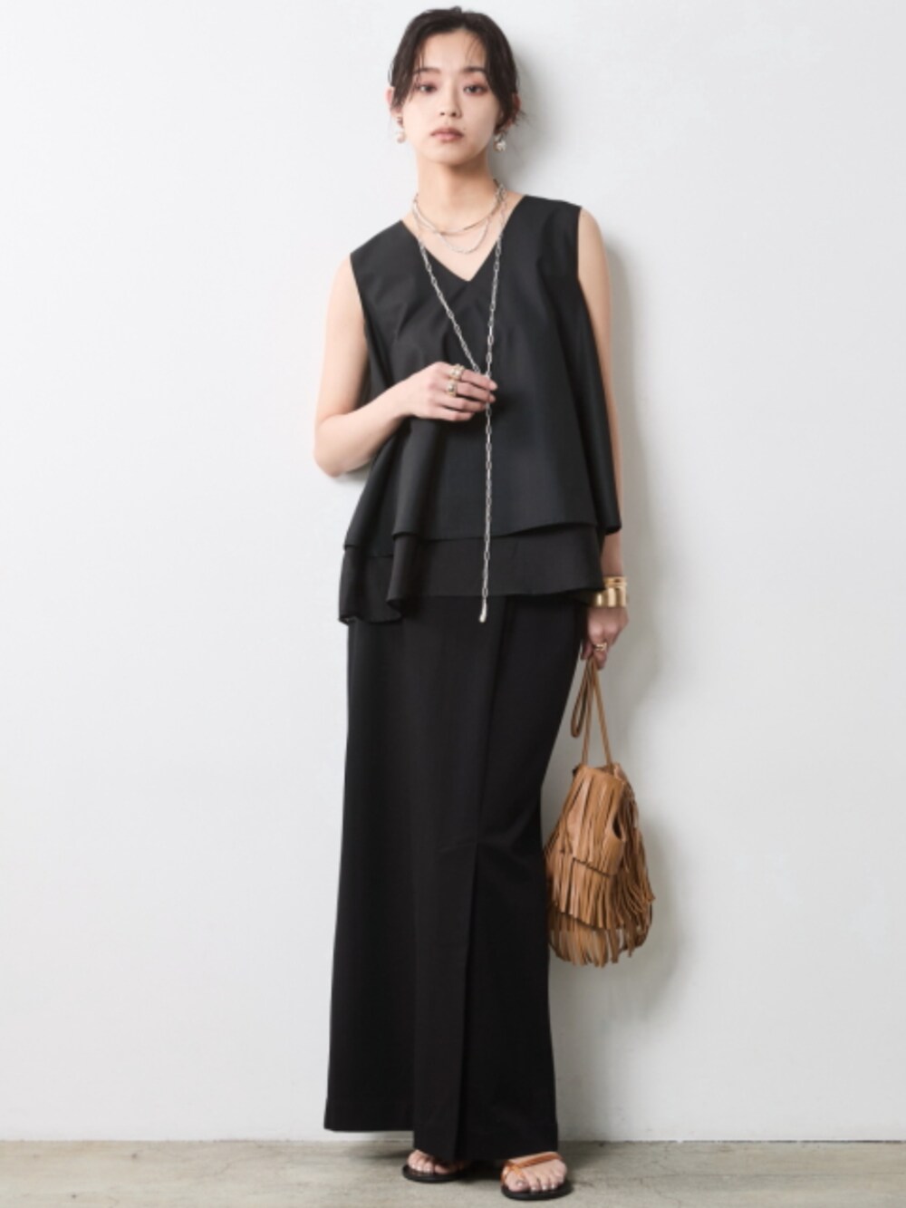 「大きいサイズレディースファッション、モデル、レギュラー、夏コーデ、きれいめカジュアル、CHIC STYLE、Maxi Skirt、Cardigan、Layered」｜「CHIC STYLEのショートニットカーディガン＜大きいサイズ有＞シックスタイル（カーディガン/ボレロ、ベージュ系）」を使った、nissen Smile Modelsさん（レディース・163cm）の春コーディネートの2枚目の写真