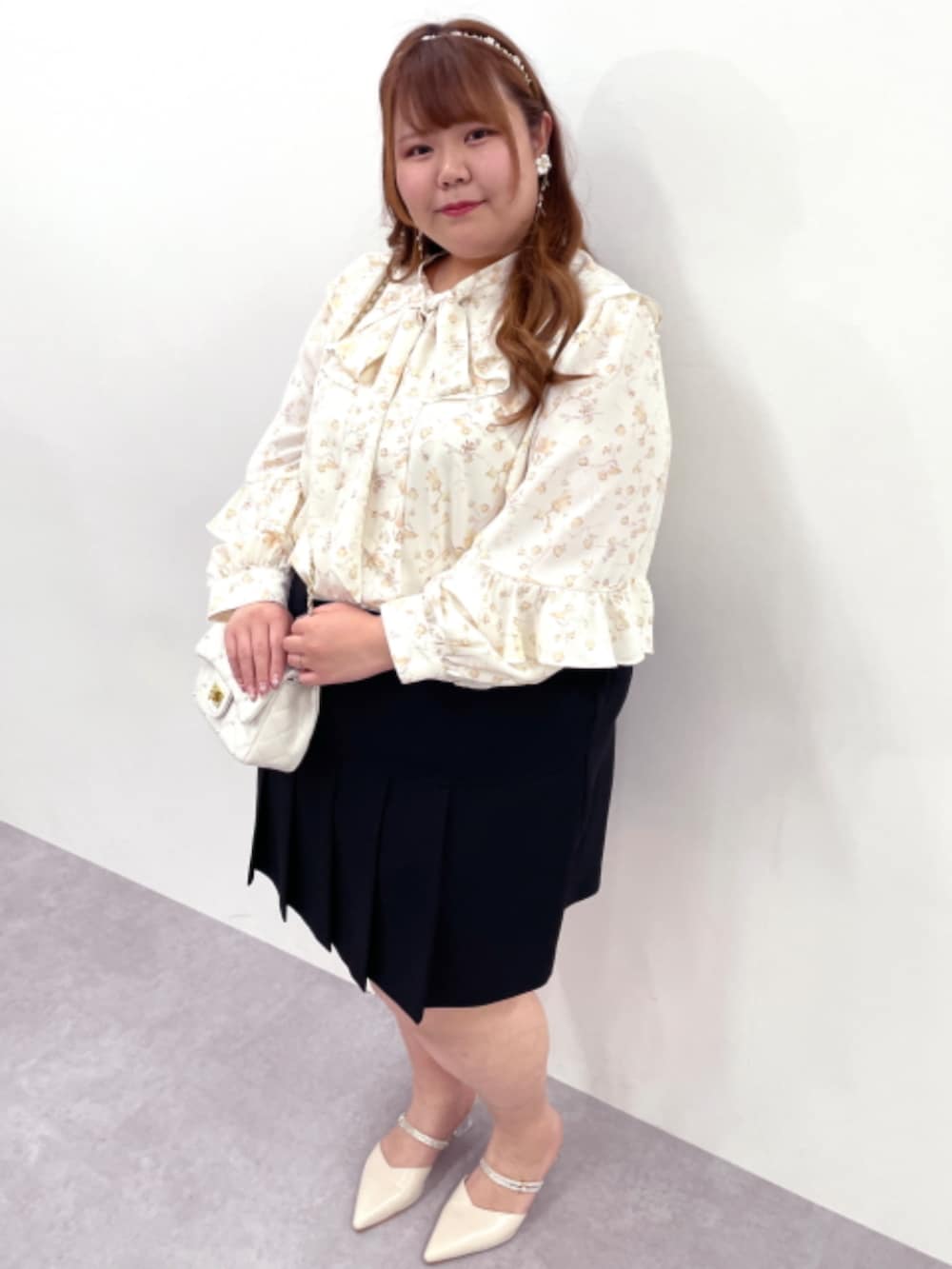 「大きいサイズレディースファッション、モデル、ぽっちゃり、夏コーデ、marun、かわいい、160cm台コーデ、推し活コーデ」｜「nissenの＜大きいサイズ＞ボックスカラーミニスカート marun（スカート、ブラック系）」を使った、nissen Smile Modelsさん（レディース・162cm）の春コーディネートの3枚目の写真