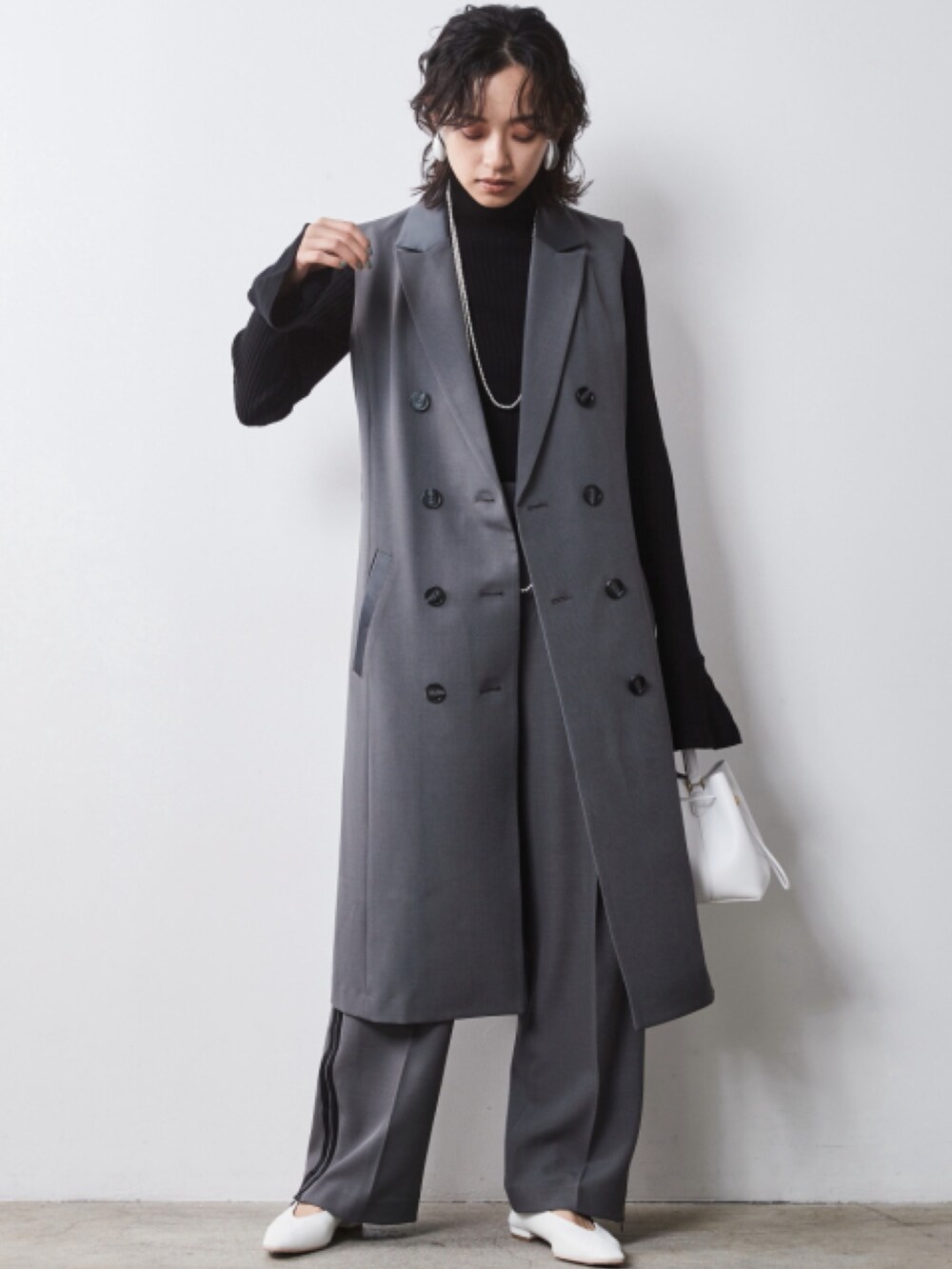 「大きいサイズレディースファッション、モデル、レギュラー、CHIC STYLE、秋コーデ、きれいめカジュアル、Layered、Gray、Set Up、Monotone、Gray×Black」｜「CHIC STYLEの大きいサイズ ロングジレワンピース(共布ベルト付) シックスタイル（ベスト、グレー系）」を使った、nissen Smile Modelsさん（レディース・163cm）の夏コーディネートの2枚目の写真