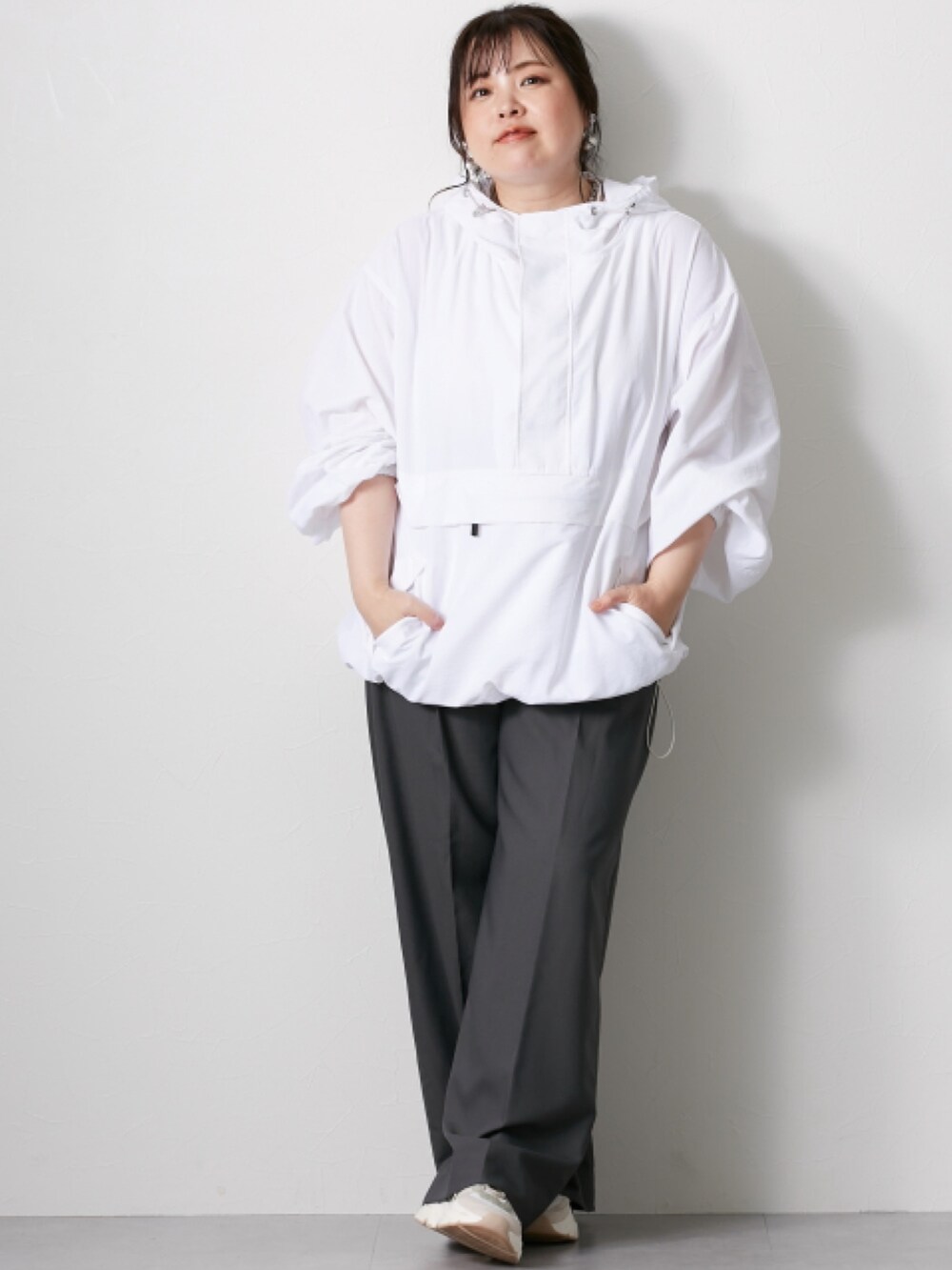 ホワイト系のニット/セーター、グレー系のパンツ、ホワイト系のジャケット/アウターを着用したレディースの冬コーディネートの3枚目の写真