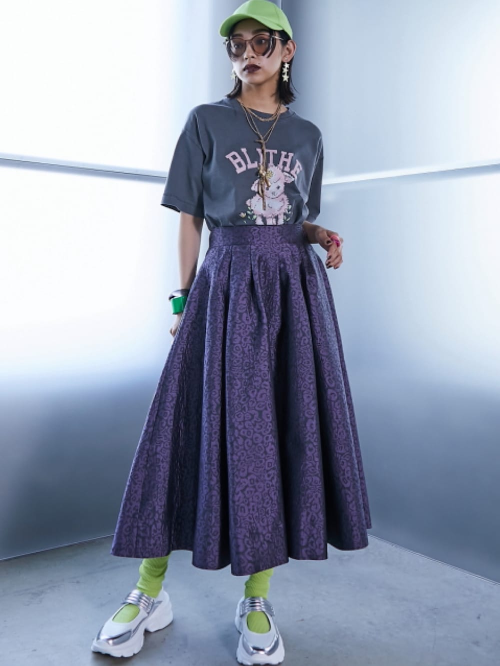 グレー系のTシャツ/カットソー、パープル系のワンピースを着用したレディースの夏コーディネートの2枚目の写真