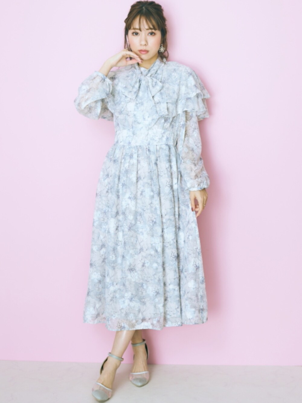 ベージュ系のジャケット/アウター、ベージュ系のワンピースを着用したレディースの冬コーディネートの2枚目の写真