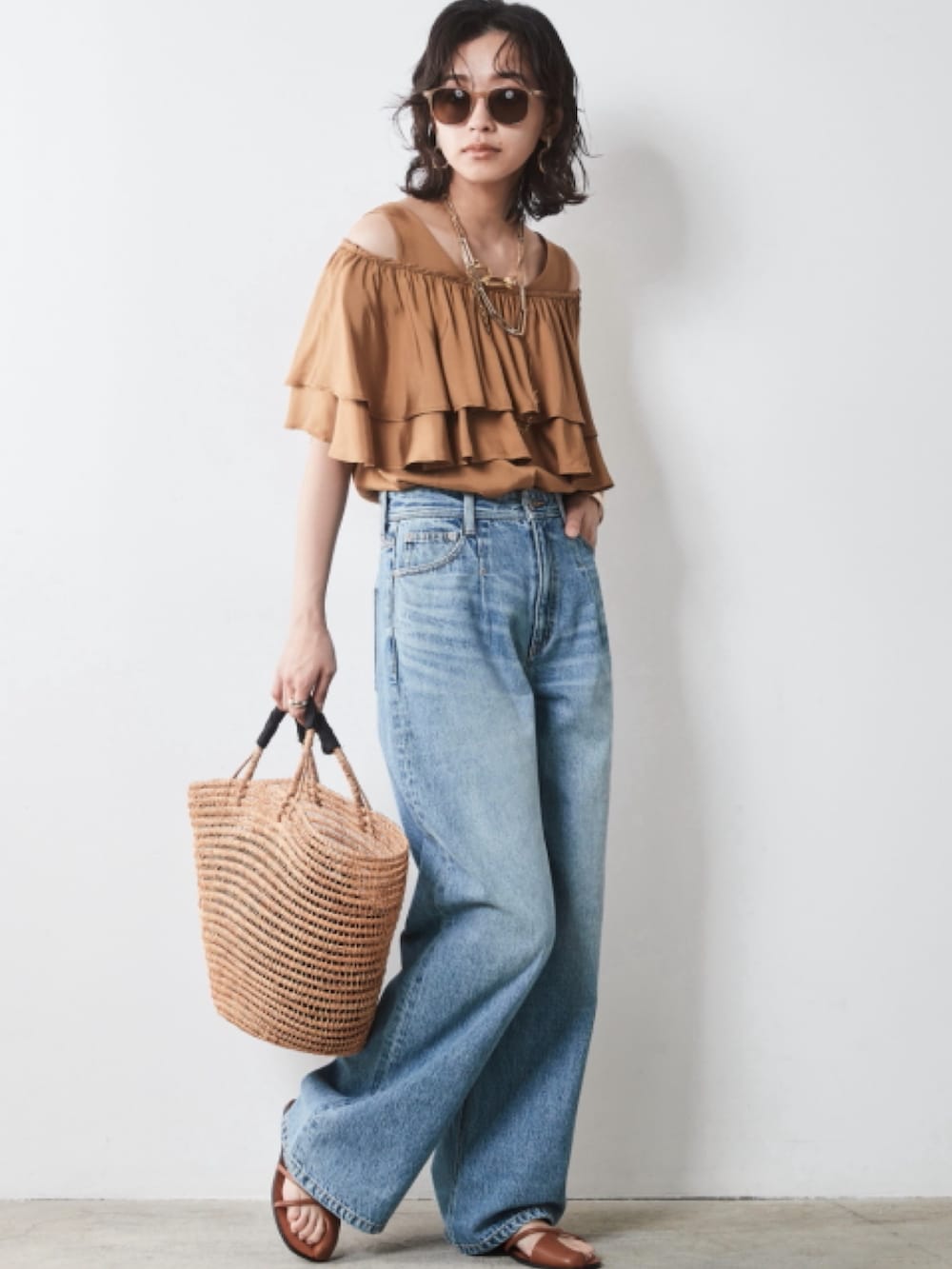 「大きいサイズレディースファッション、モデル、レギュラー、CHIC STYLE、夏コーデ、きれいめカジュアル、Denim、2Way、Sleeve Conscious、The Denim」｜「CHIC STYLEの大きいサイズ 綿100％タックバギーデニムパンツ シックスタイル（デニムパンツ、ブルー系）」を使った、nissen Smile Modelsさん（レディース・163cm）の夏コーディネートの2枚目の写真