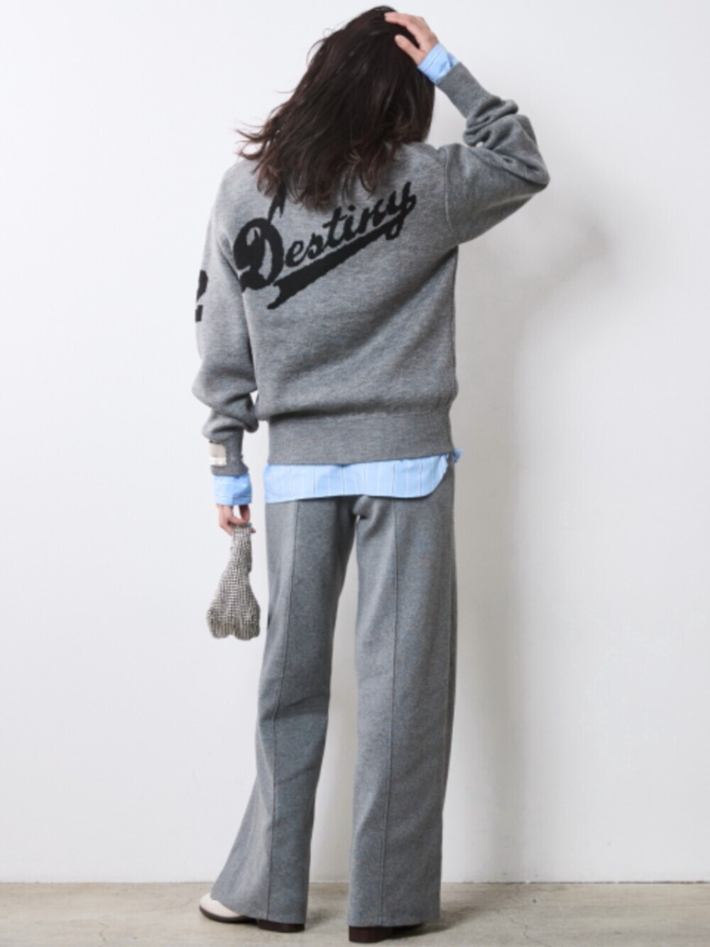 ブルー系のシャツ/ブラウス、グレー系のその他パンツ、ブラック系のモッズコートを着用したレディースの秋コーディネートの3枚目の写真