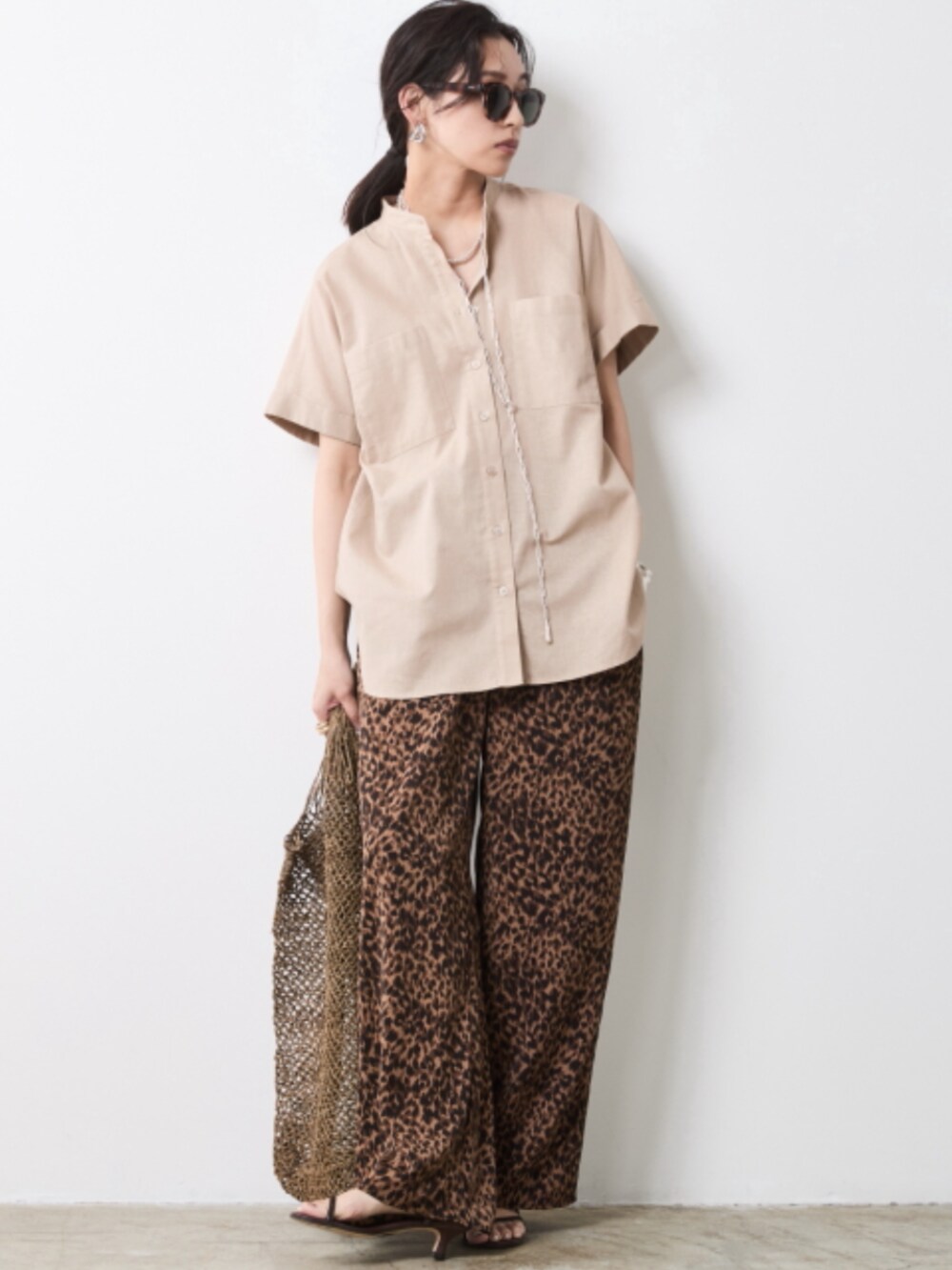 「大きいサイズレディースファッション、モデル、レギュラー、夏コーデ、きれいめカジュアル、CHIC STYLE、Brown、Cardigan、Leopard、Layered、Pattern」｜「CHIC STYLEのレオパードプリントパンツ＜大きいサイズ有＞シックスタイル（その他パンツ、ブラウン系）」を使った、nissen Smile Modelsさん（レディース・163cm）の春コーディネートの2枚目の写真