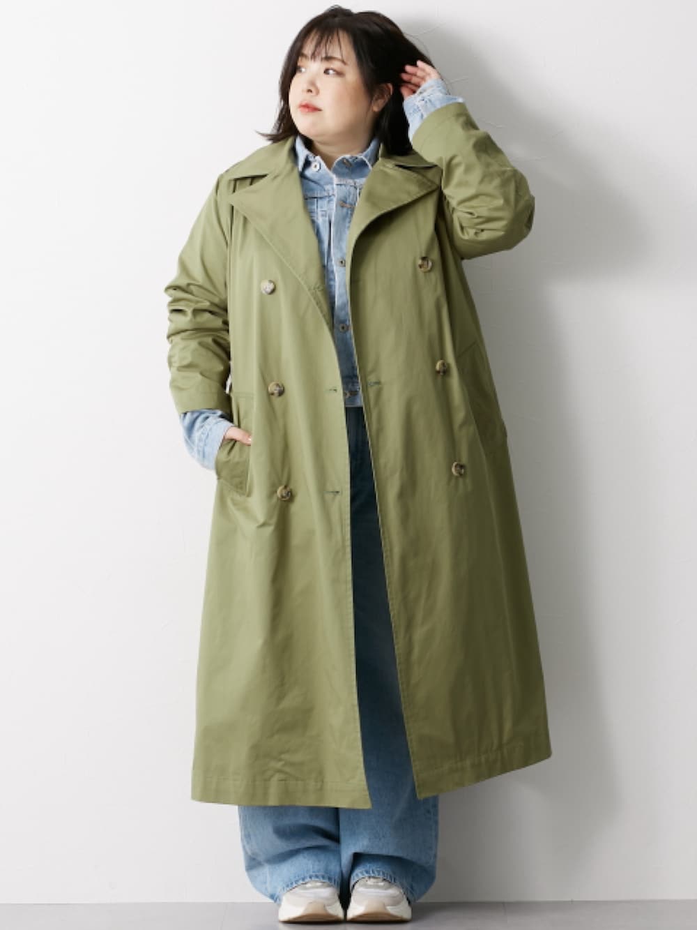 「大きいサイズレディースファッション、モデル、ぽっちゃり、CHIC STYLE、春コーデ、150cm台コーデ」｜「nissenの大きいサイズ 綿100％ヴィンテージ風デニムジャケット シックスタイル（ジャケット/アウター、ブルー系）」を使った、nissen Smile Modelsさん（レディース・158cm）の冬コーディネートの2枚目の写真