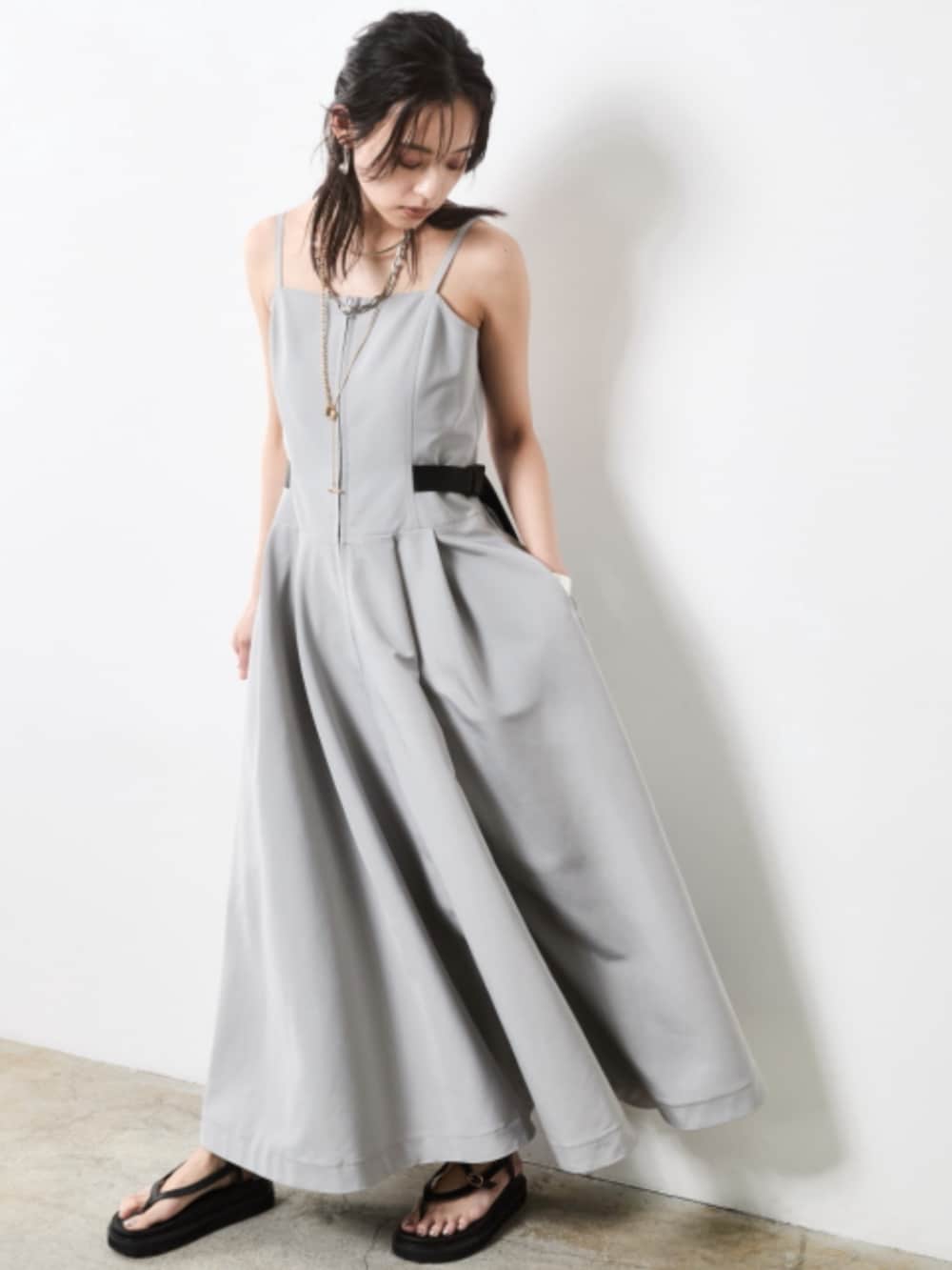 「大きいサイズレディースファッション、モデル、レギュラー、夏コーデ、きれいめカジュアル、CHIC STYLE、Gray×Black、Monotone、Cardigan」｜「CHIC STYLEのショートニットカーディガン＜大きいサイズ有＞シックスタイル（カーディガン/ボレロ、ブラック系）」を使った、nissen Smile Modelsさん（レディース・163cm）の春コーディネートの2枚目の写真